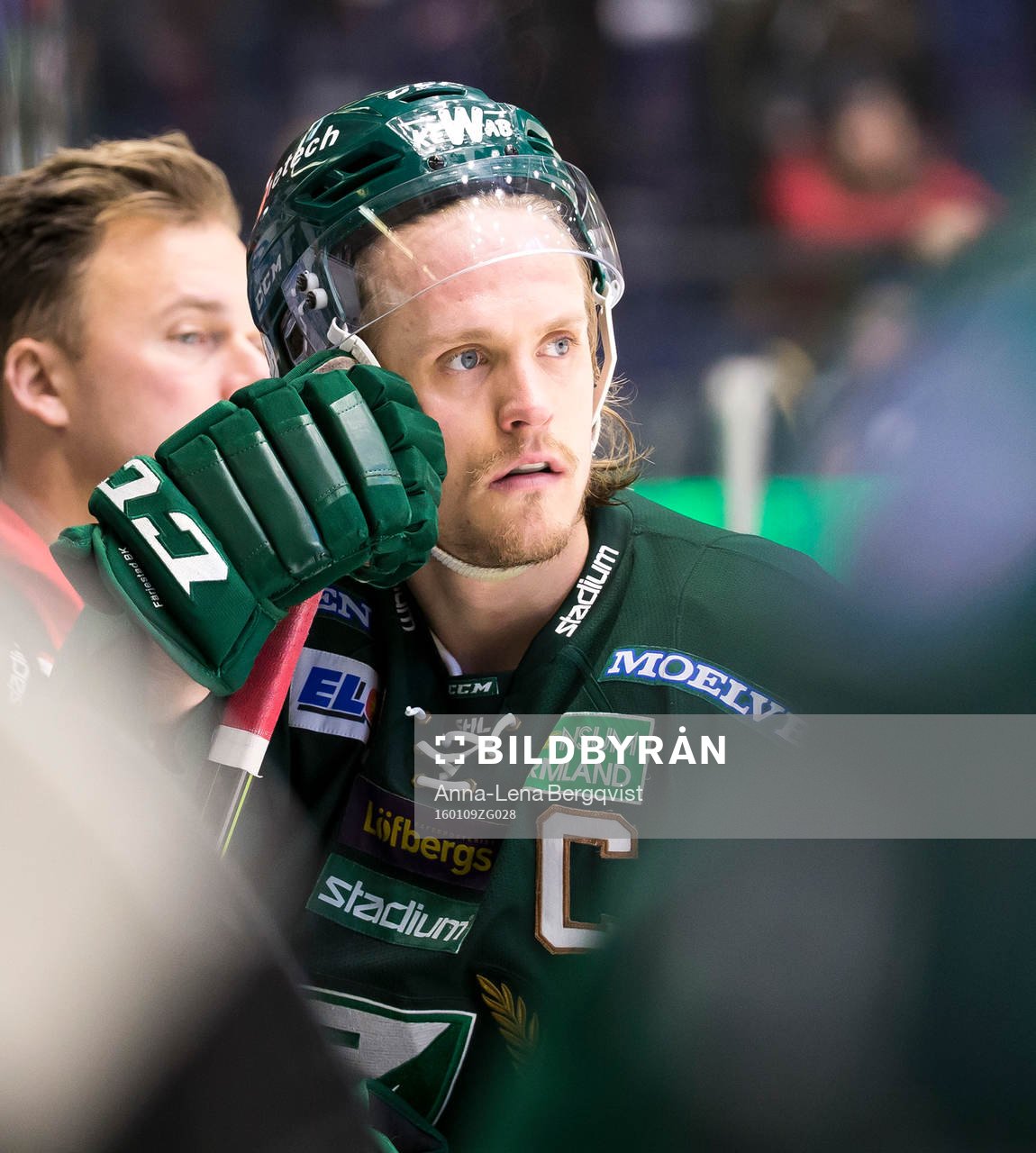 Färjestads Magnus Nygren  deppar i båset