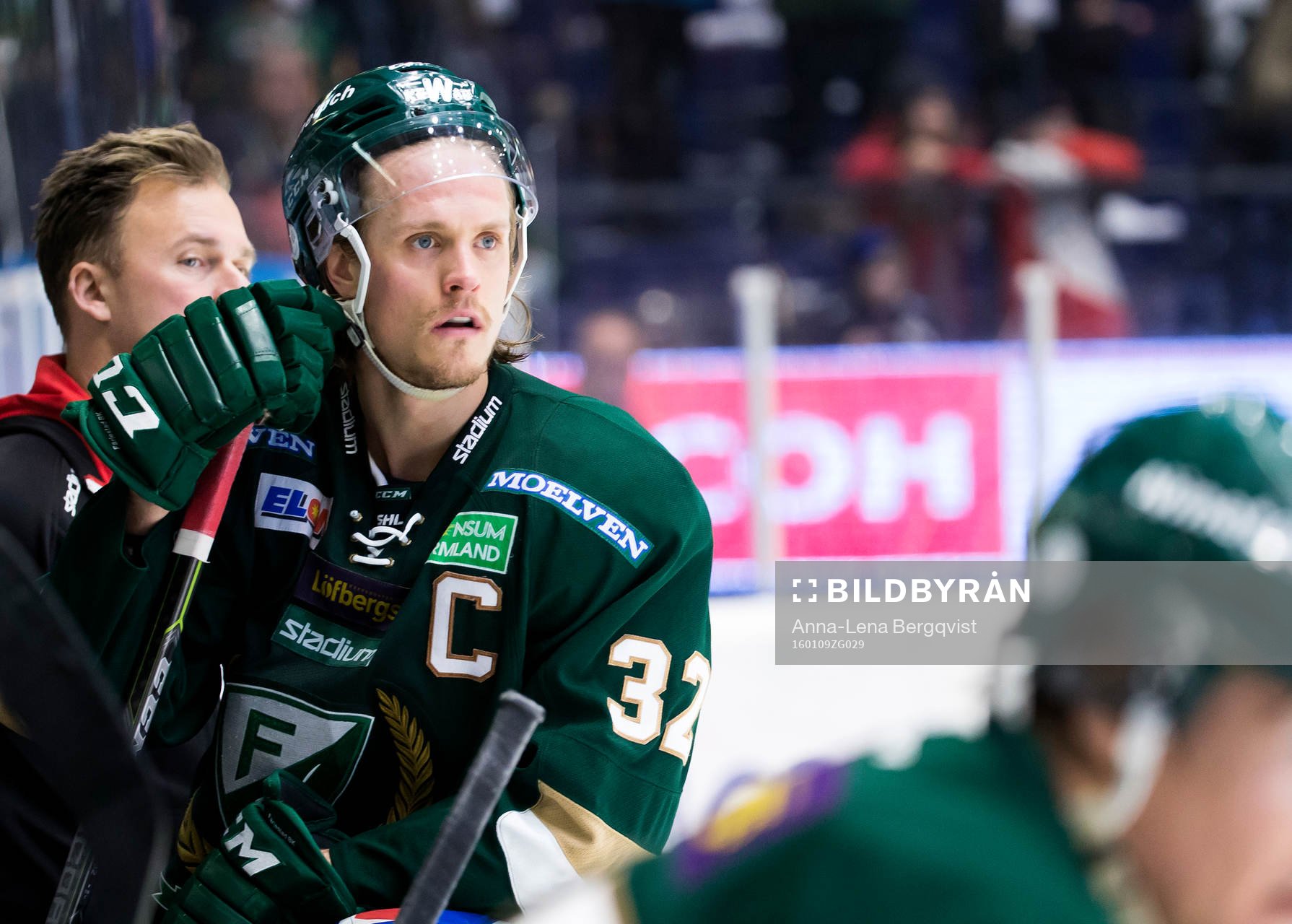 Färjestads Magnus Nygren  deppar i båset