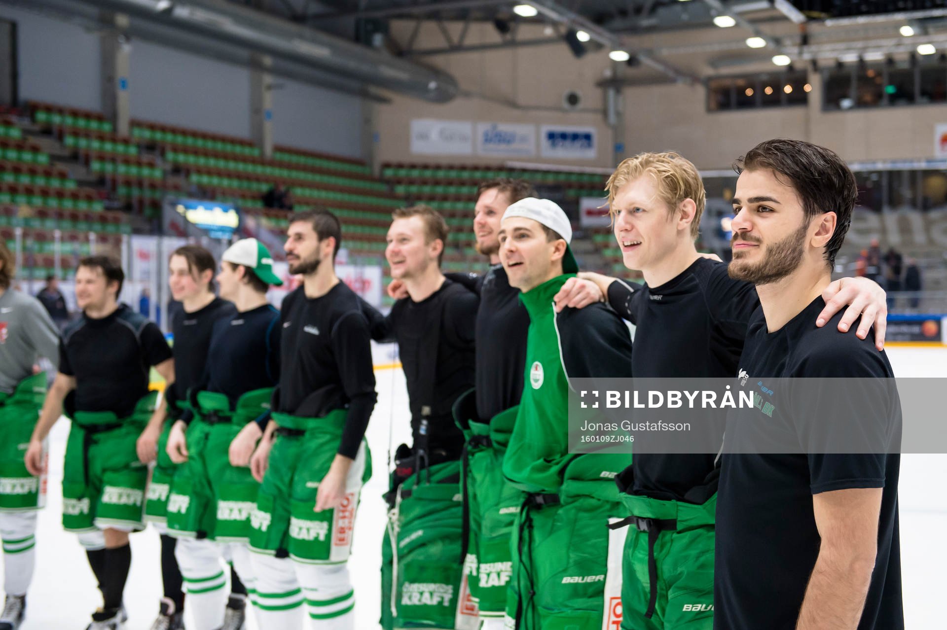 Rögles Almen Bibic och rögles lag jublar