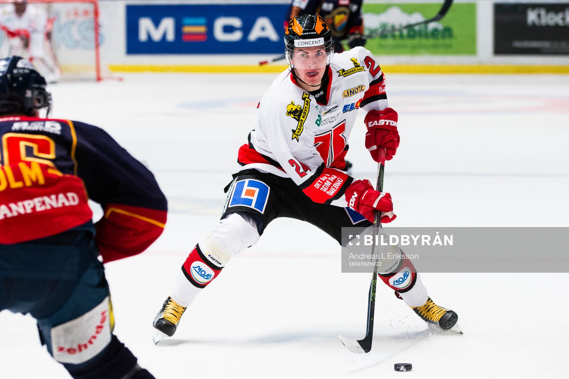 Örebros Petr Zamorsky  med pucken