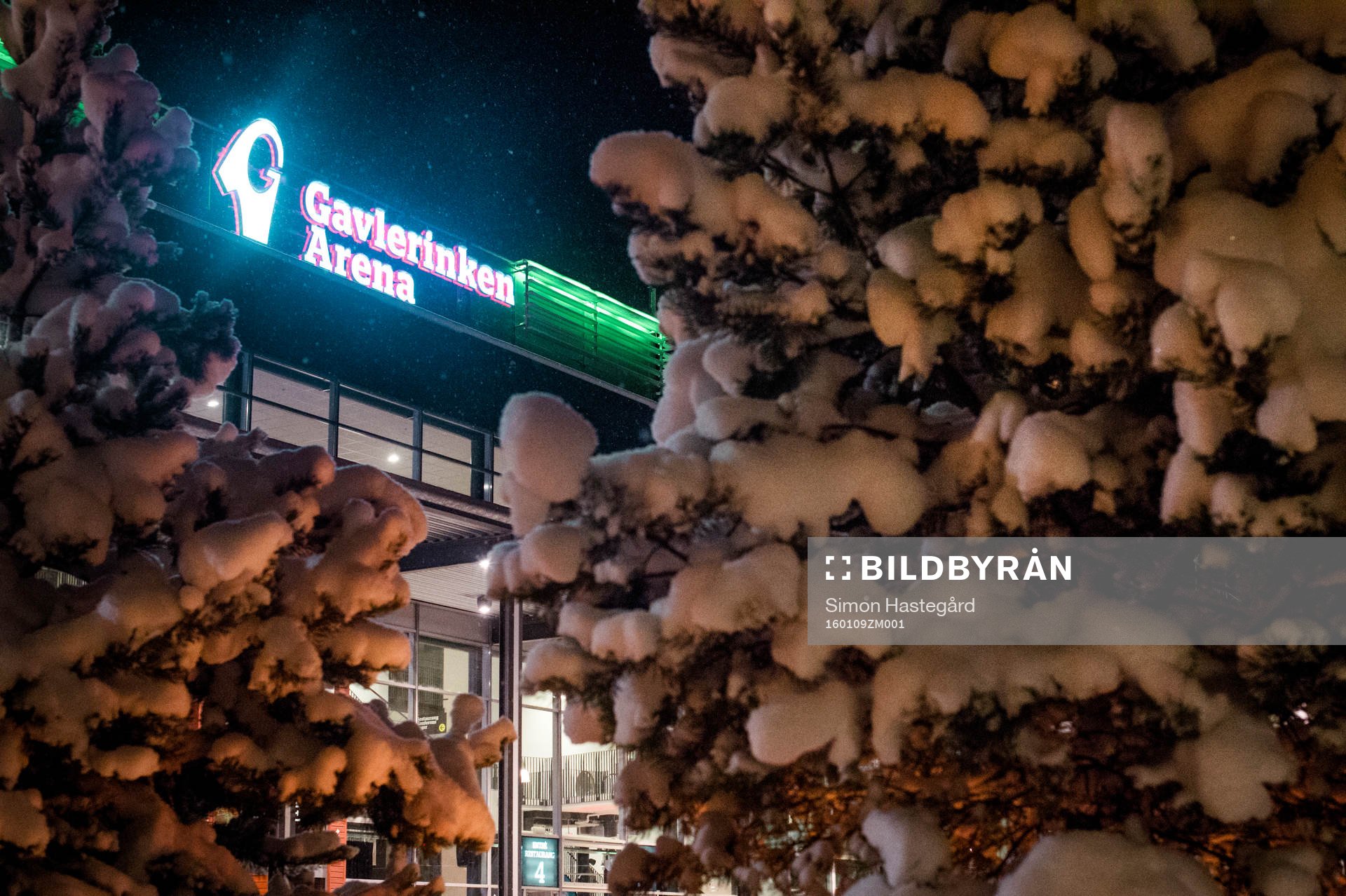 Snö på träden vid entrén till Gavlerinken Arena före
