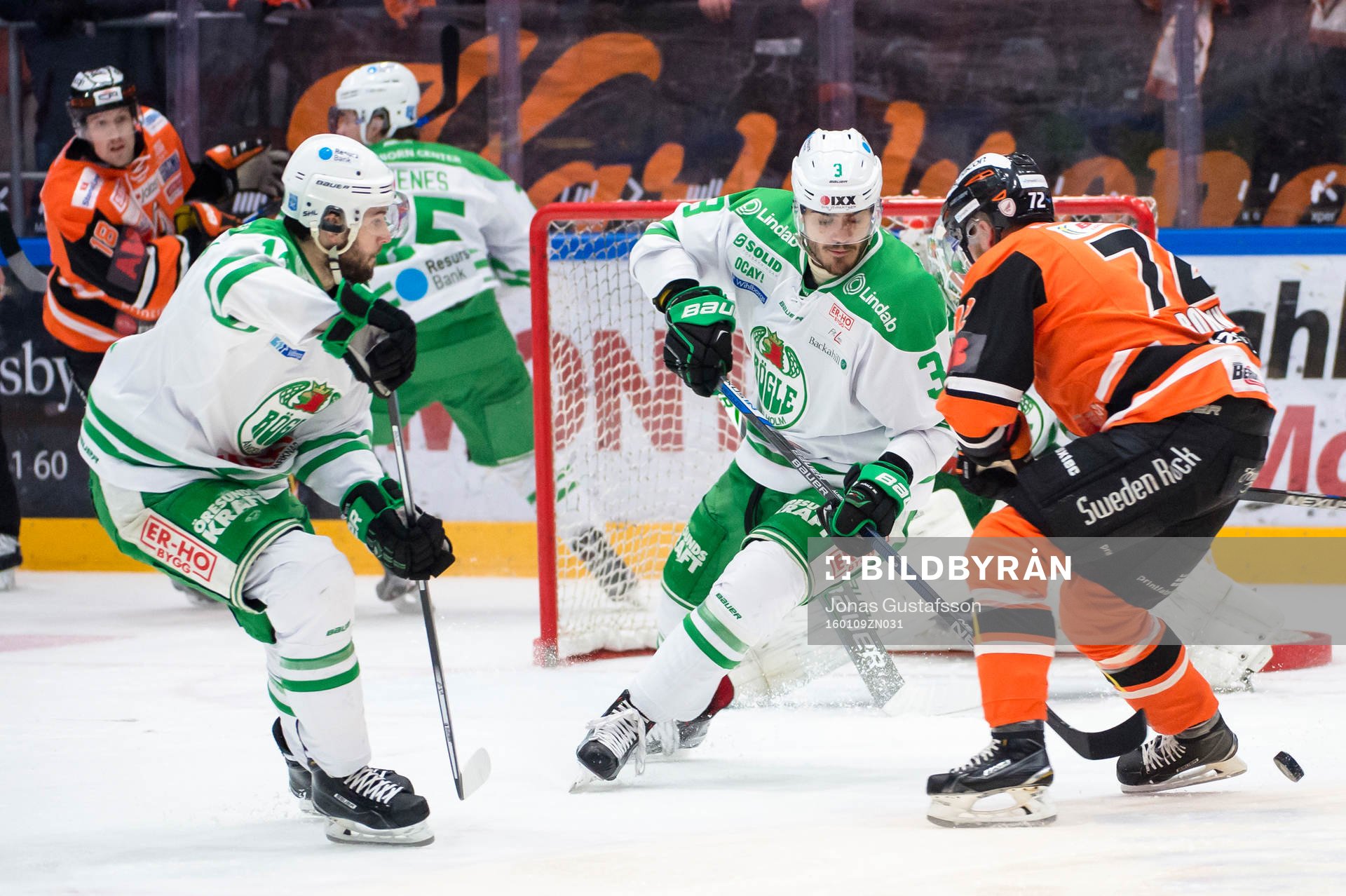 Rögles Almen Bibic  och Karlskronas Joachim Rohdin  i kamp