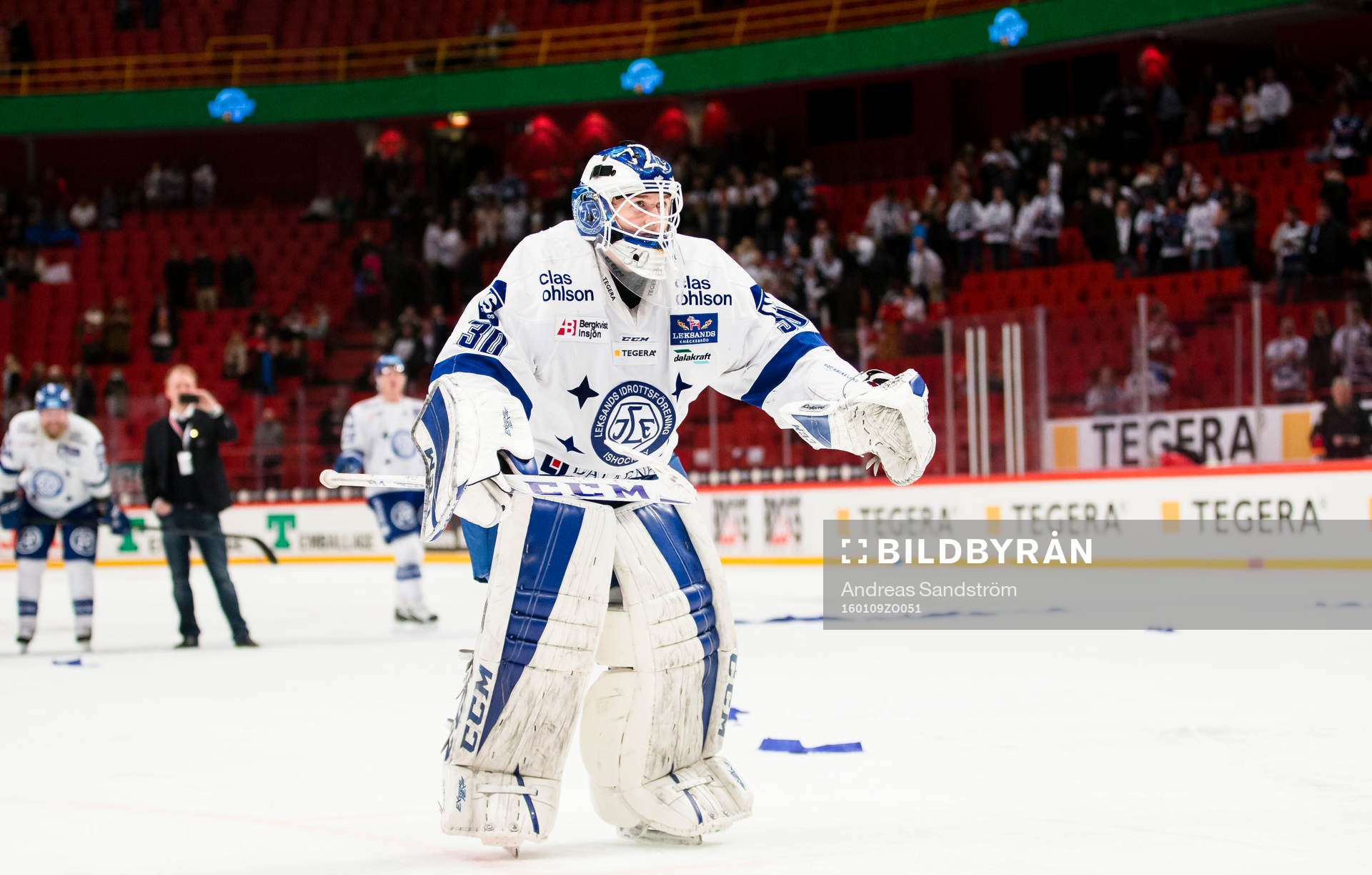 Leksands målvakt Henrik Haukeland firar med supportrarna