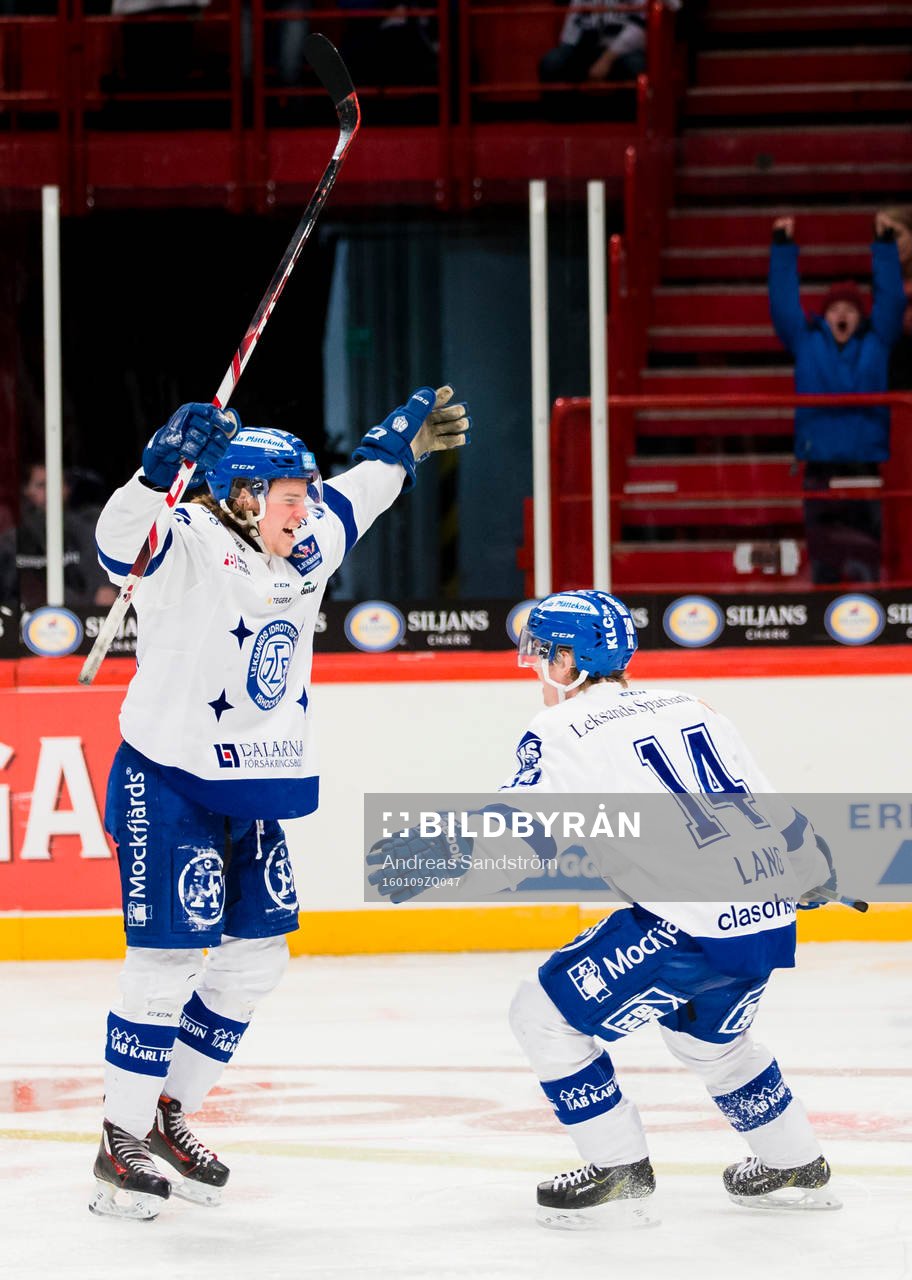 Leksands William Wikman firar 0-2 målet med Oskar Lang (h)