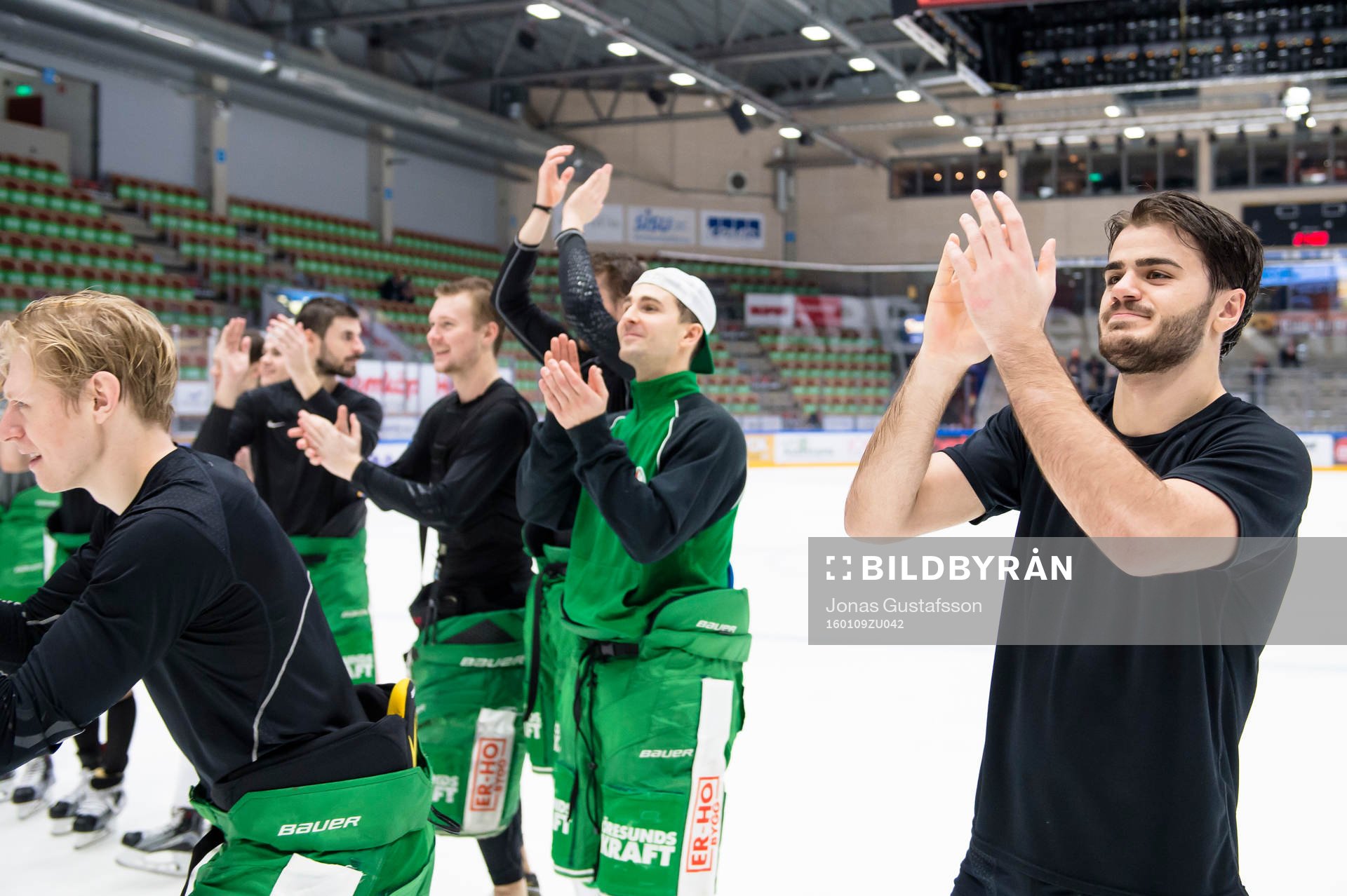 Rögles Almen Bibic och rögles lag jublar