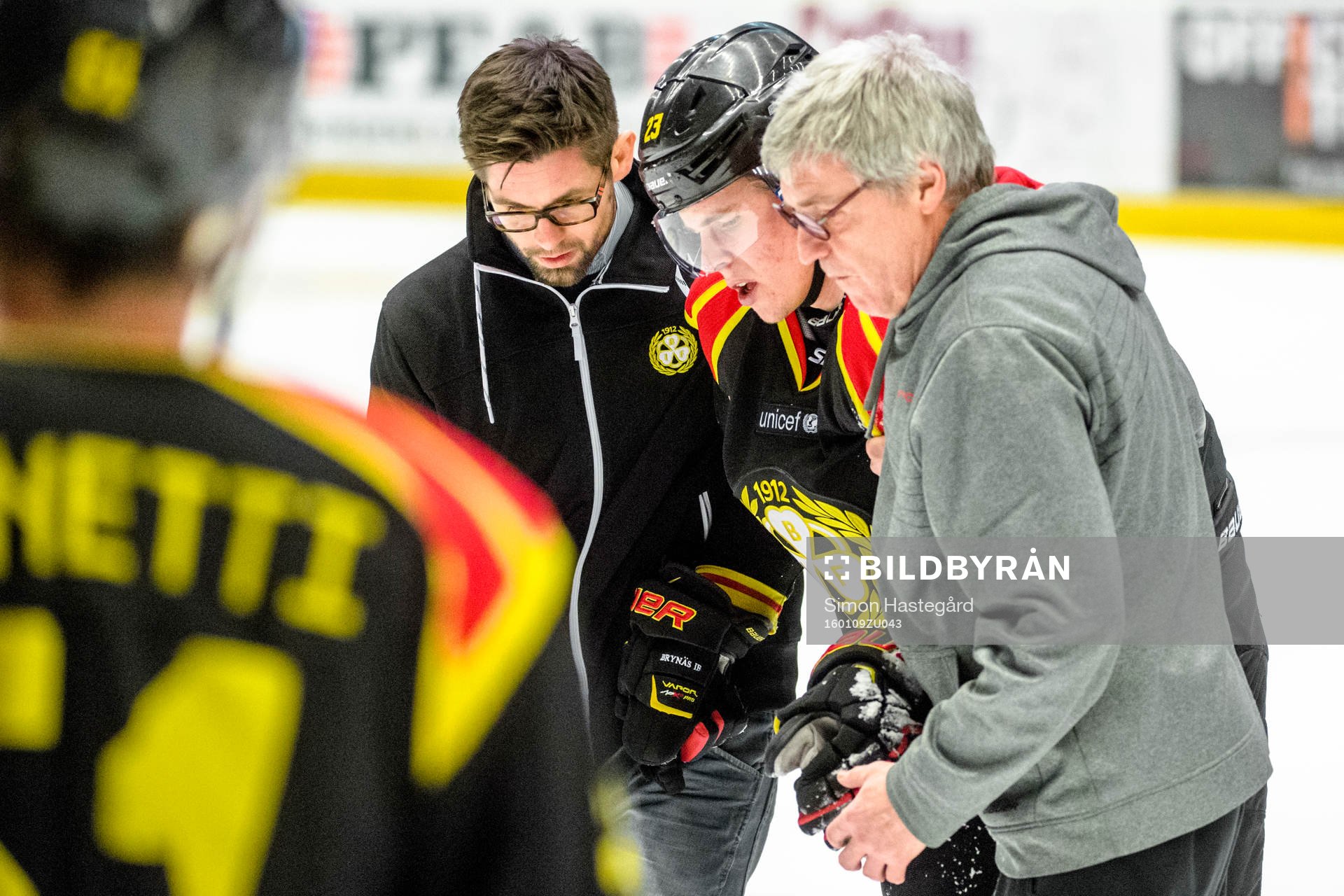 Brynäs Lucas Carlsson får hjälp av isen