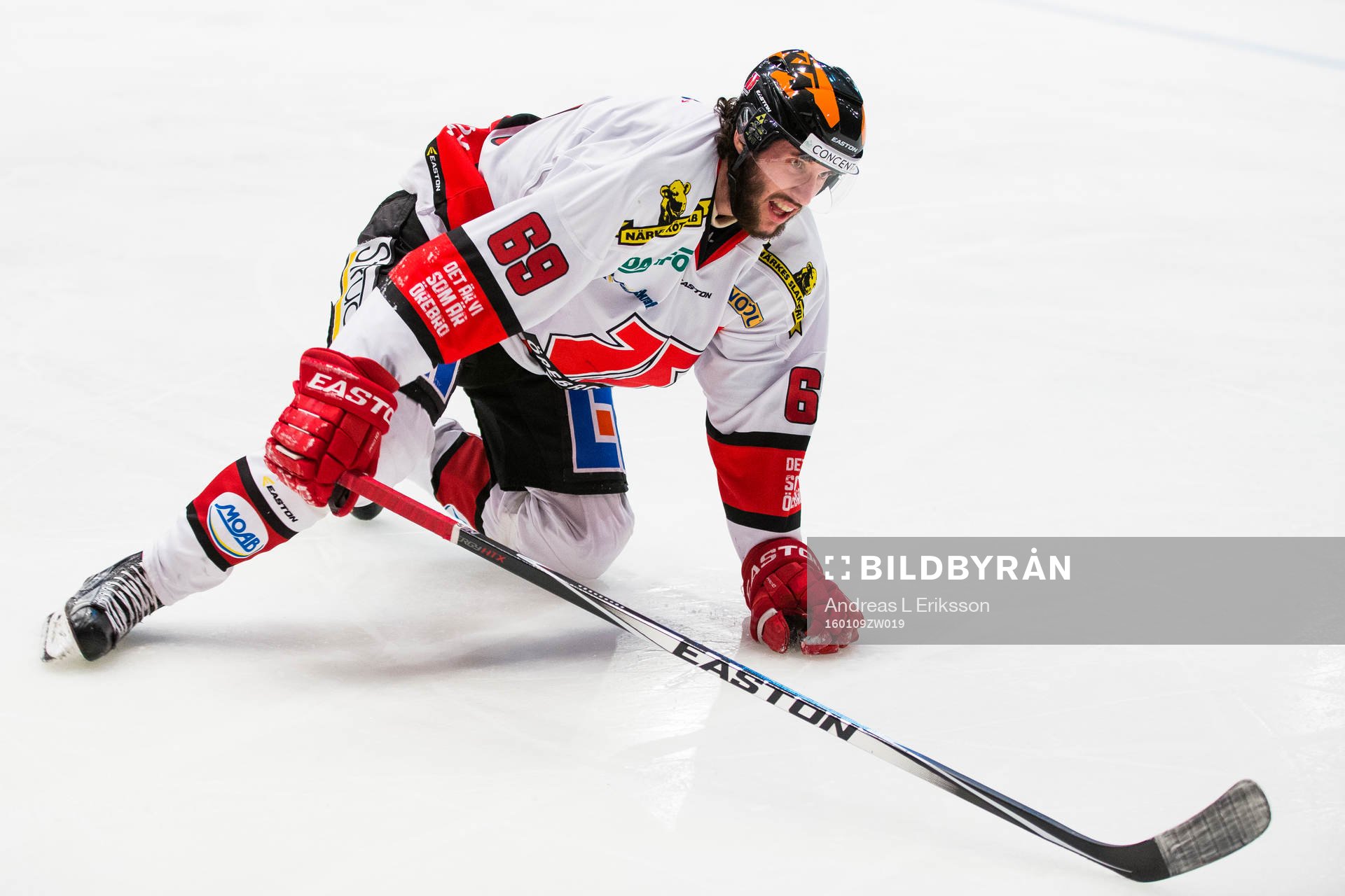 Örebros Emil Eriksson grinar illa