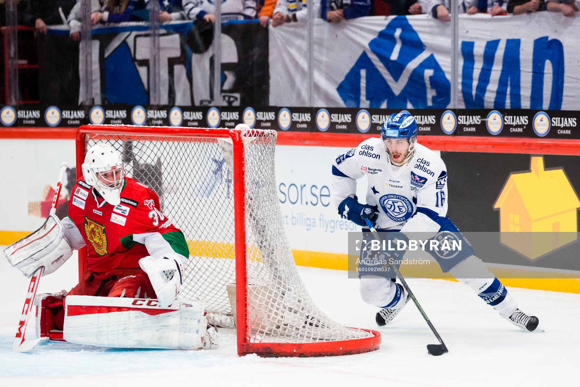 Leksands János Hári rundar kassen bakom Moras målvakt