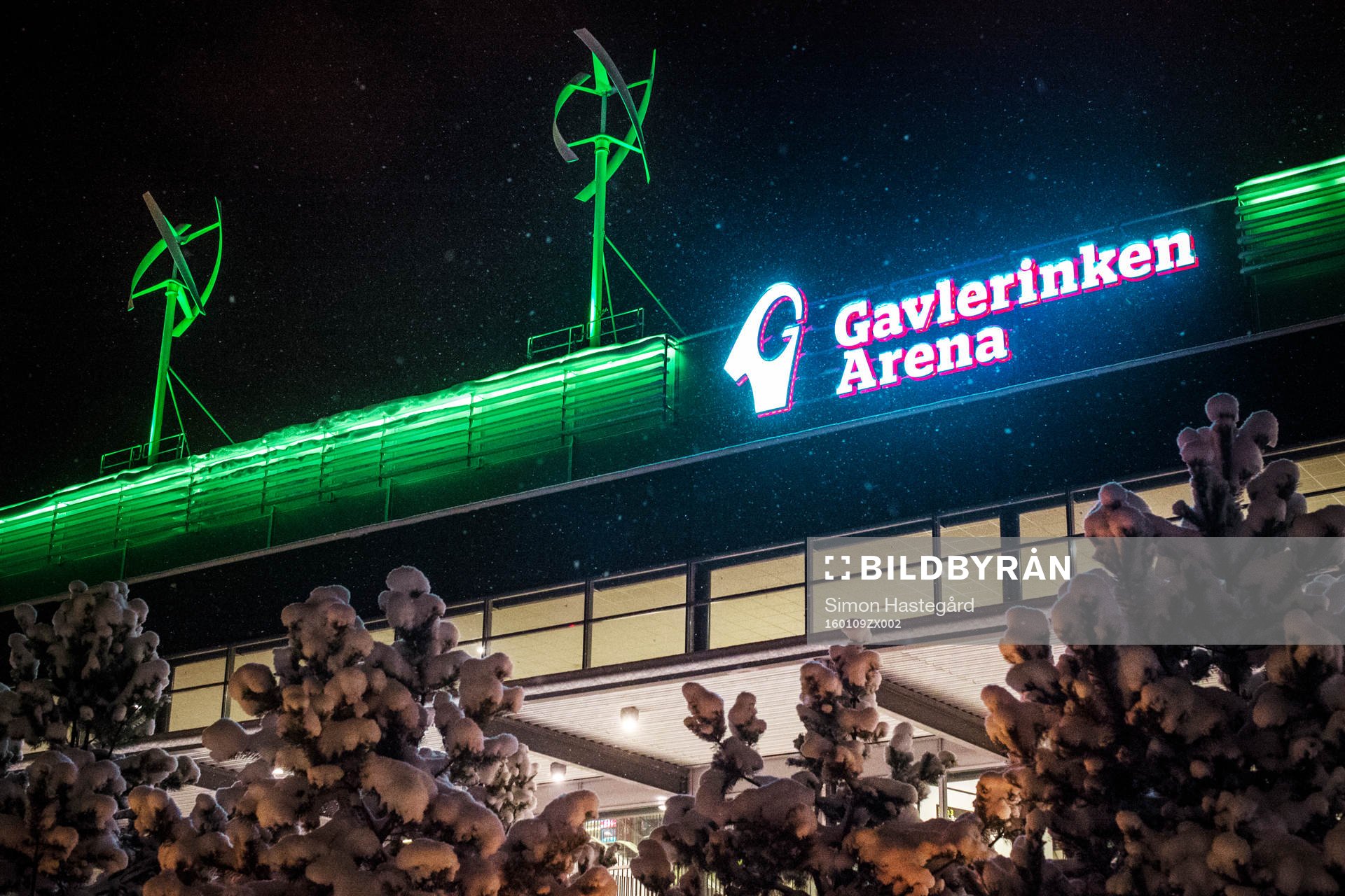 Snö på träden vid entrén till Gavlerinken Arena före