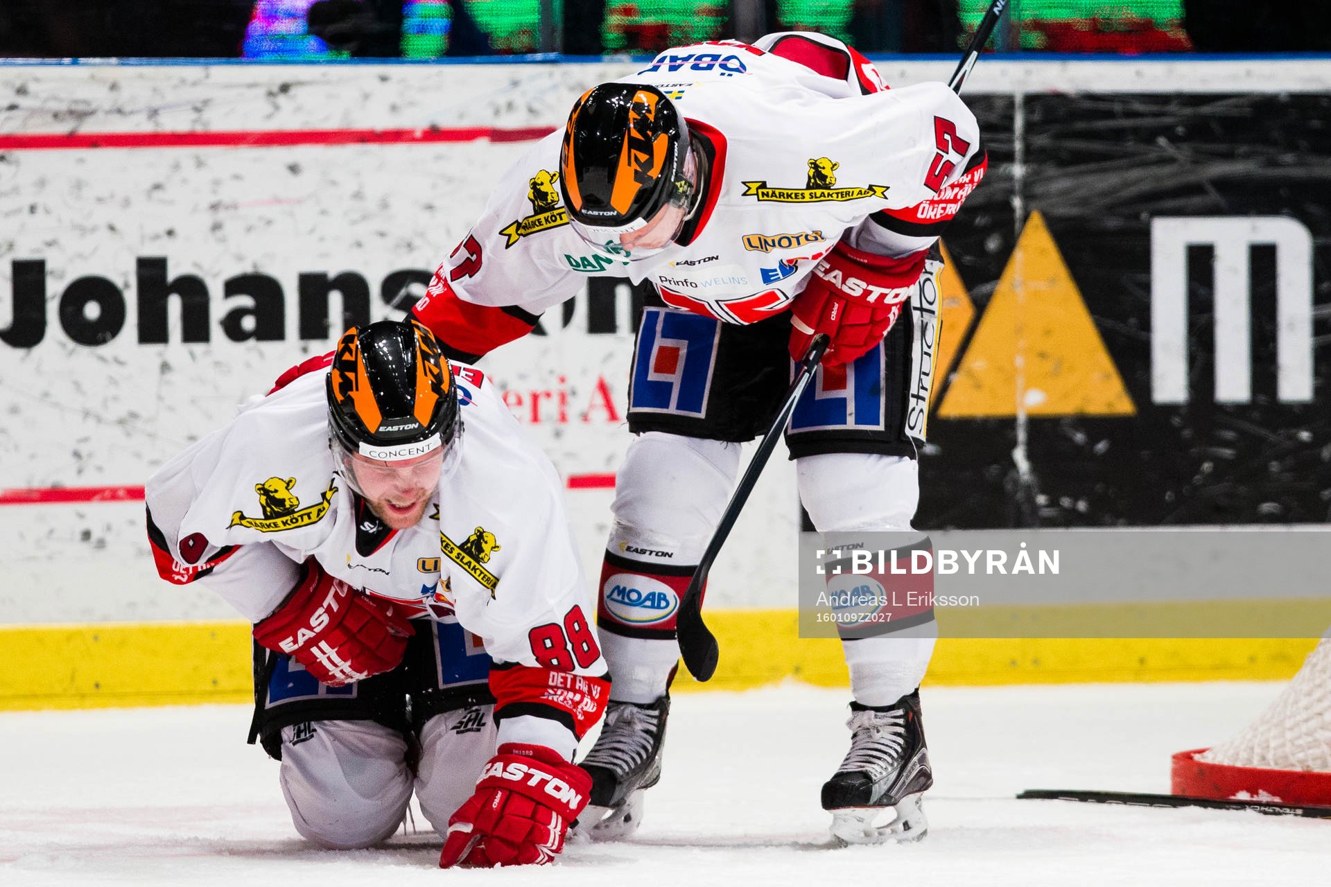 Örebros Viktor Ekbom grinar illa och får hjälp av Johan