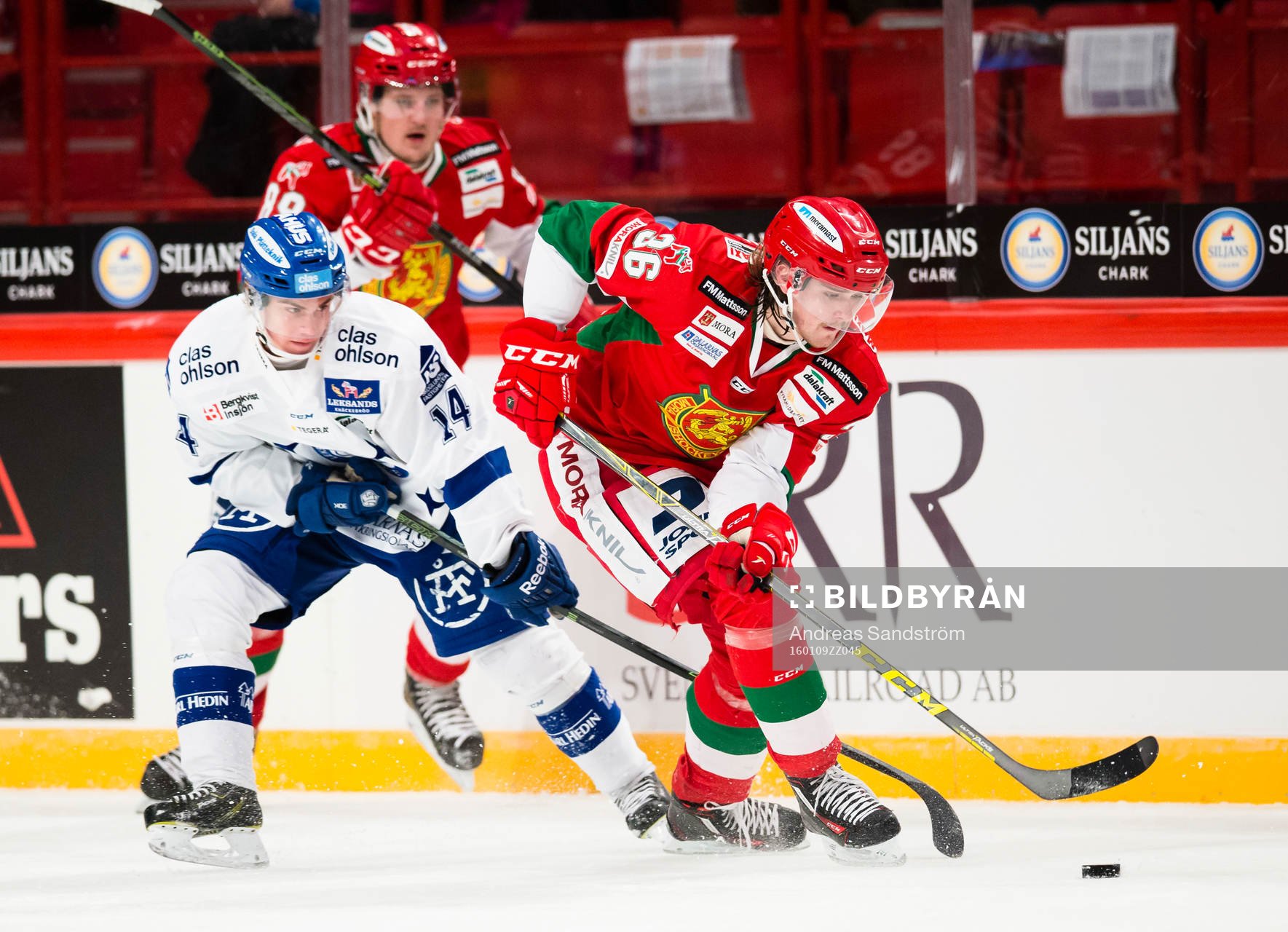 Moras Linus Johansson i kamp om pucken med Leksands Oskar