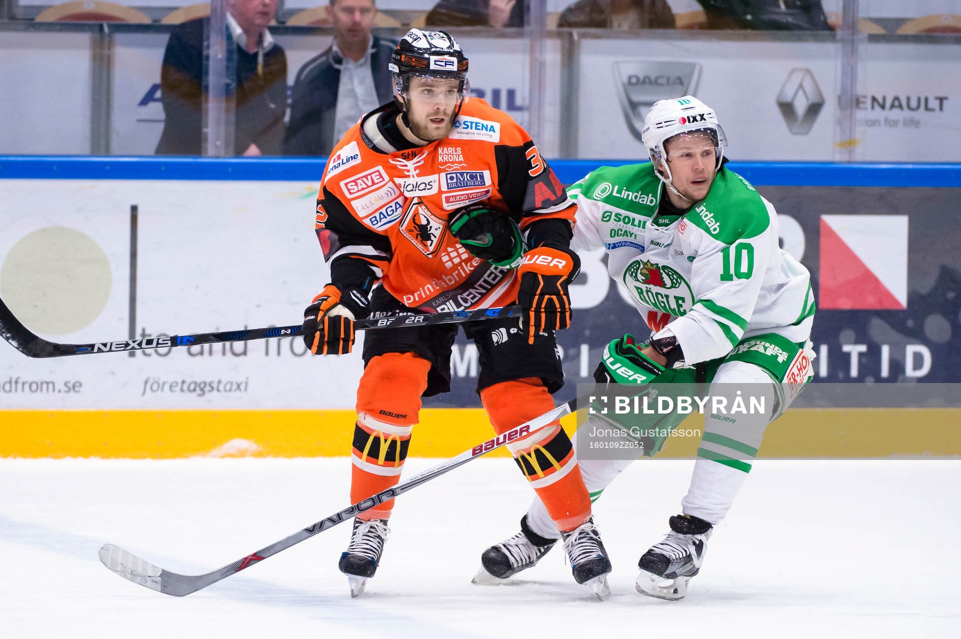 Karlskronas Anton Grundel med Rögles Viktor Lindgren