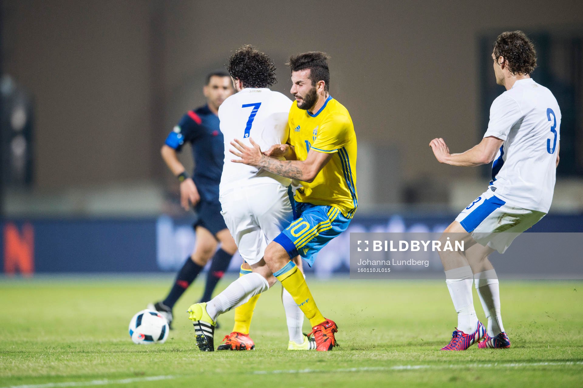 Sveriges Mikael Ishak i en duell med Finlands Mehmet Hetemaj under träningsmatchen i Fotboll mellan Sverige och Finland den 10 januari 2016 i Abu Dhabi.