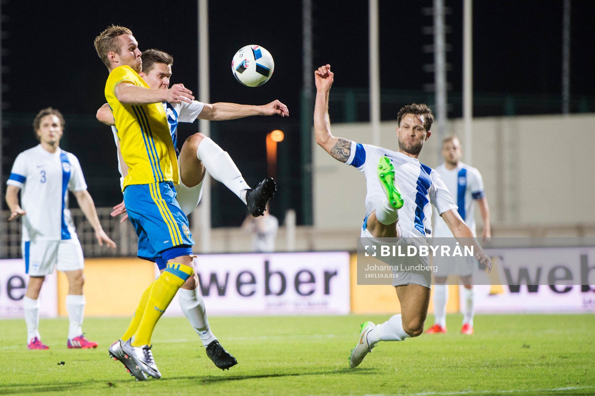 Sveriges Gustav Engvall i en duell med Finlands Jukka Raitala och Hannu Patronen under träningsmatchen i Fotboll mellan Sverige och Finland den 10 januari 2016 i Abu Dhabi.