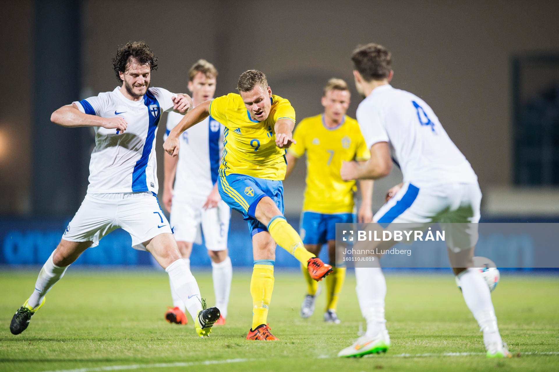 Sveriges Viktor Claesson och Finlands Mehmet Hetemaj under träningsmatchen i Fotboll mellan Sverige och Finland den 10 januari 2016 i Abu Dhabi.