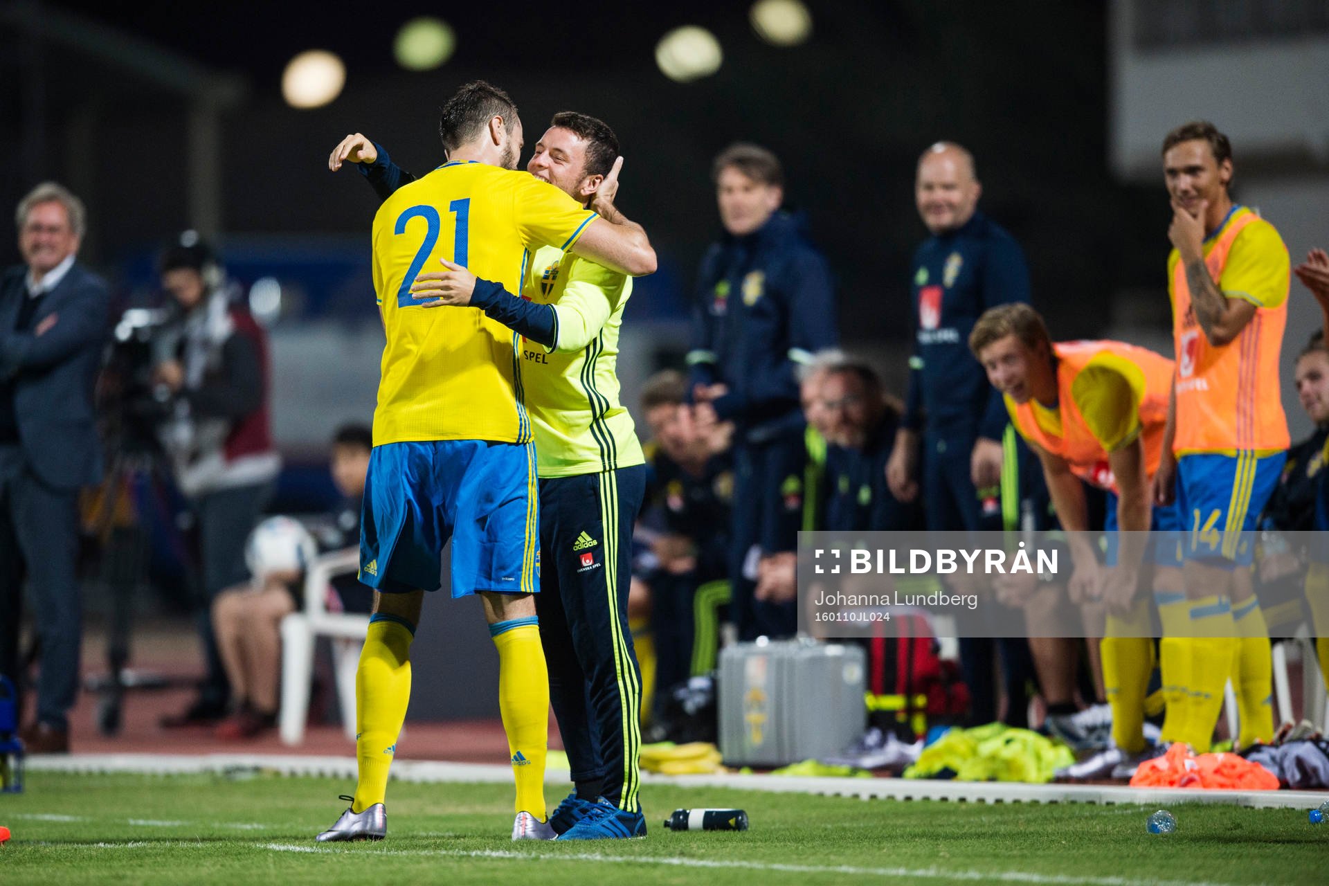 Sveriges Emir Kujovic gör 3-0 och jublar med Kerim Mrabti under träningsmatchen i Fotboll mellan Sverige och Finland den 10 januari 2016 i Abu Dhabi.