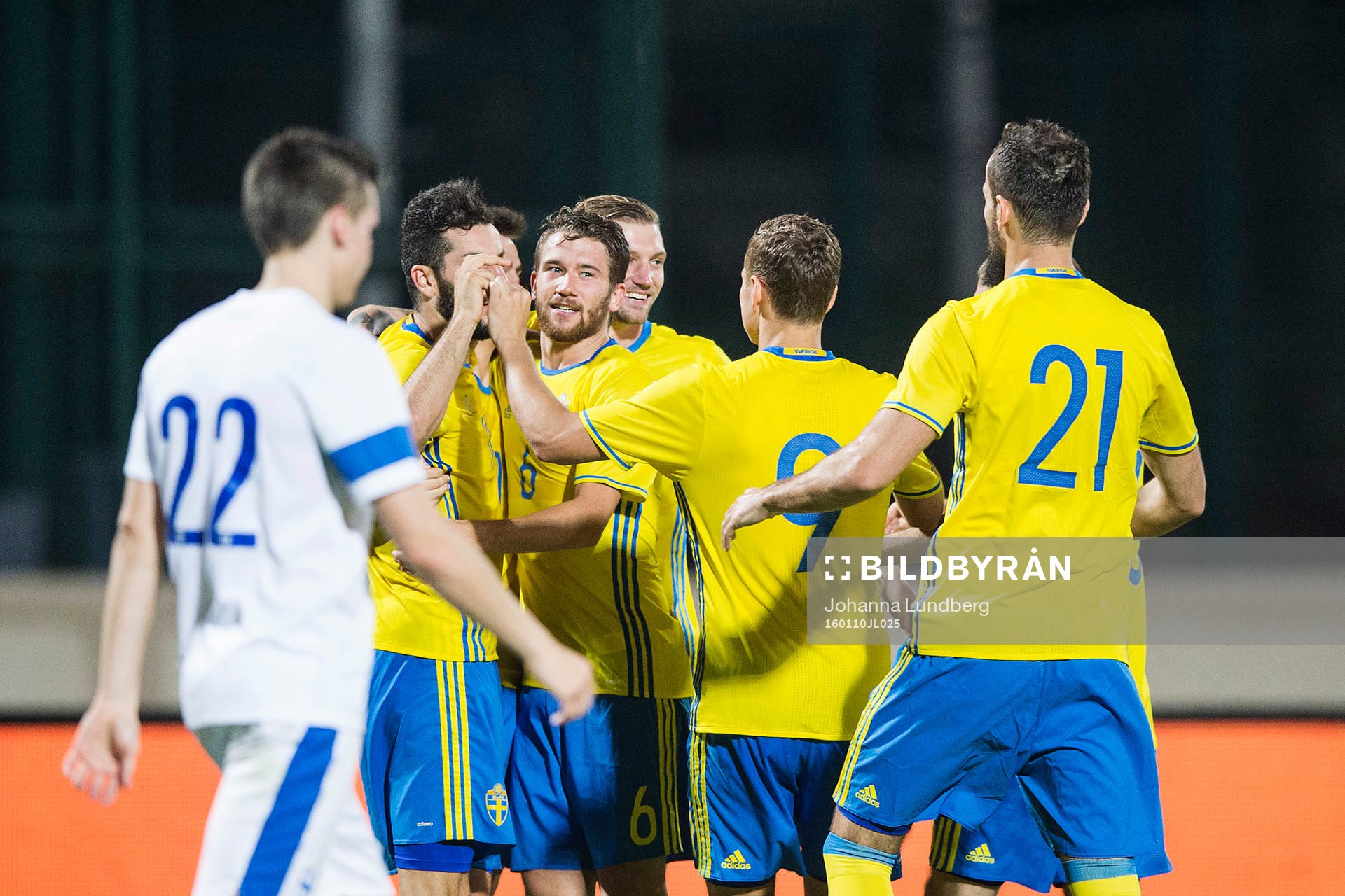 Sveriges Melker Hallberg gör 2-0 och jublar med Mikael