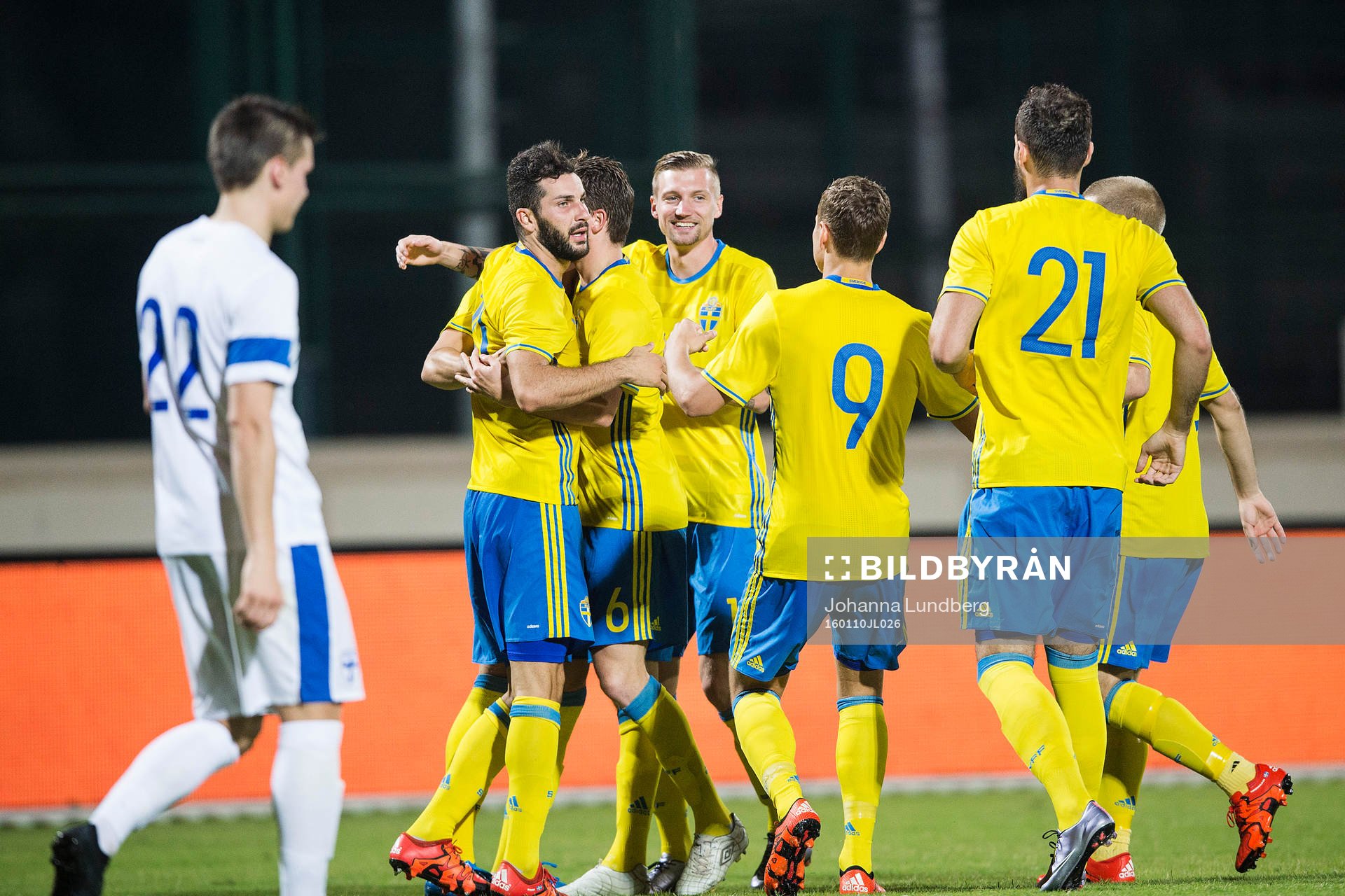 Sveriges Melker Hallberg gör 2-0 och jublar med Mikael