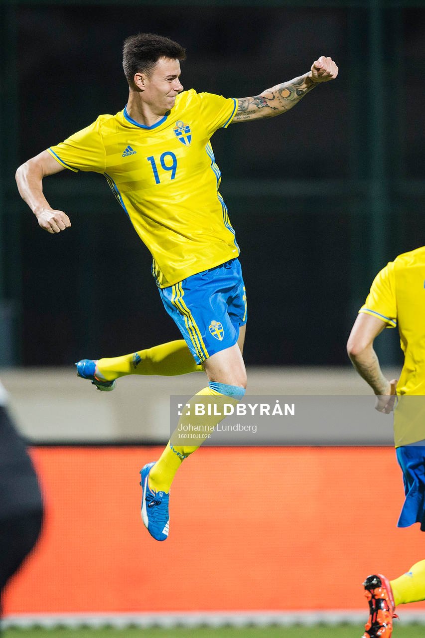 Sveriges Melker Hallberg gör 2-0 och jublar