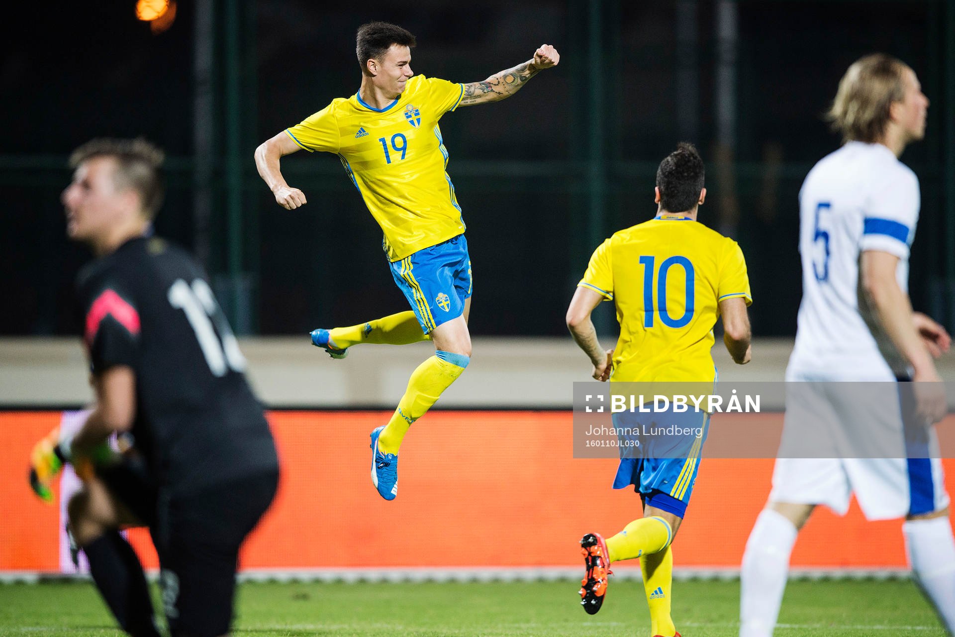 Sveriges Melker Hallberg gör 2-0 och jublar