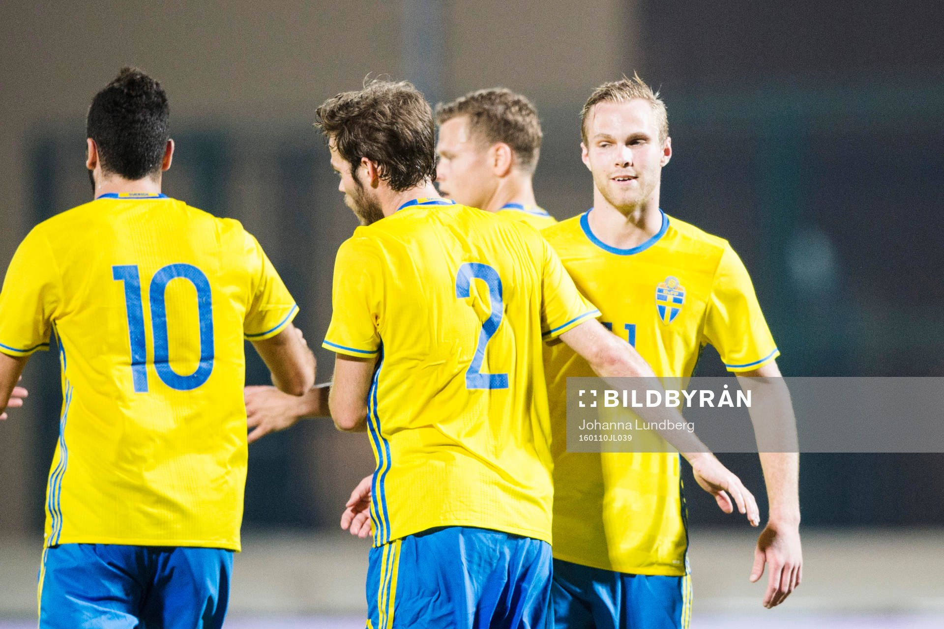 Sveriges Gustav Engvall jublar med Emil Emil Salomonsson efter att han har gjort 1-0 på straff under träningsmatchen i Fotboll mellan Sverige och Finland den 10 januari 2016 i Abu Dhabi.