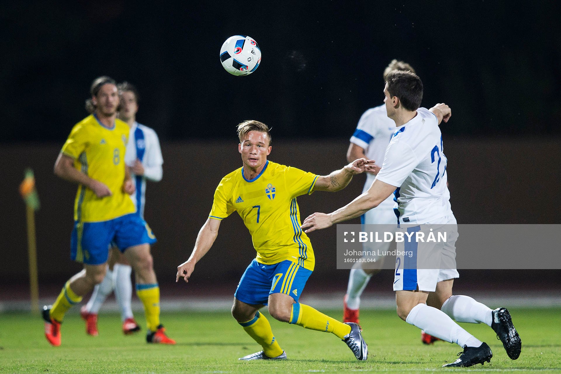 Sveriges Niklas Bärkroth mot Finlands Jukka Raitala under träningsmatchen i Fotboll mellan Sverige och Finland den 10 januari 2016 i Abu Dhabi.