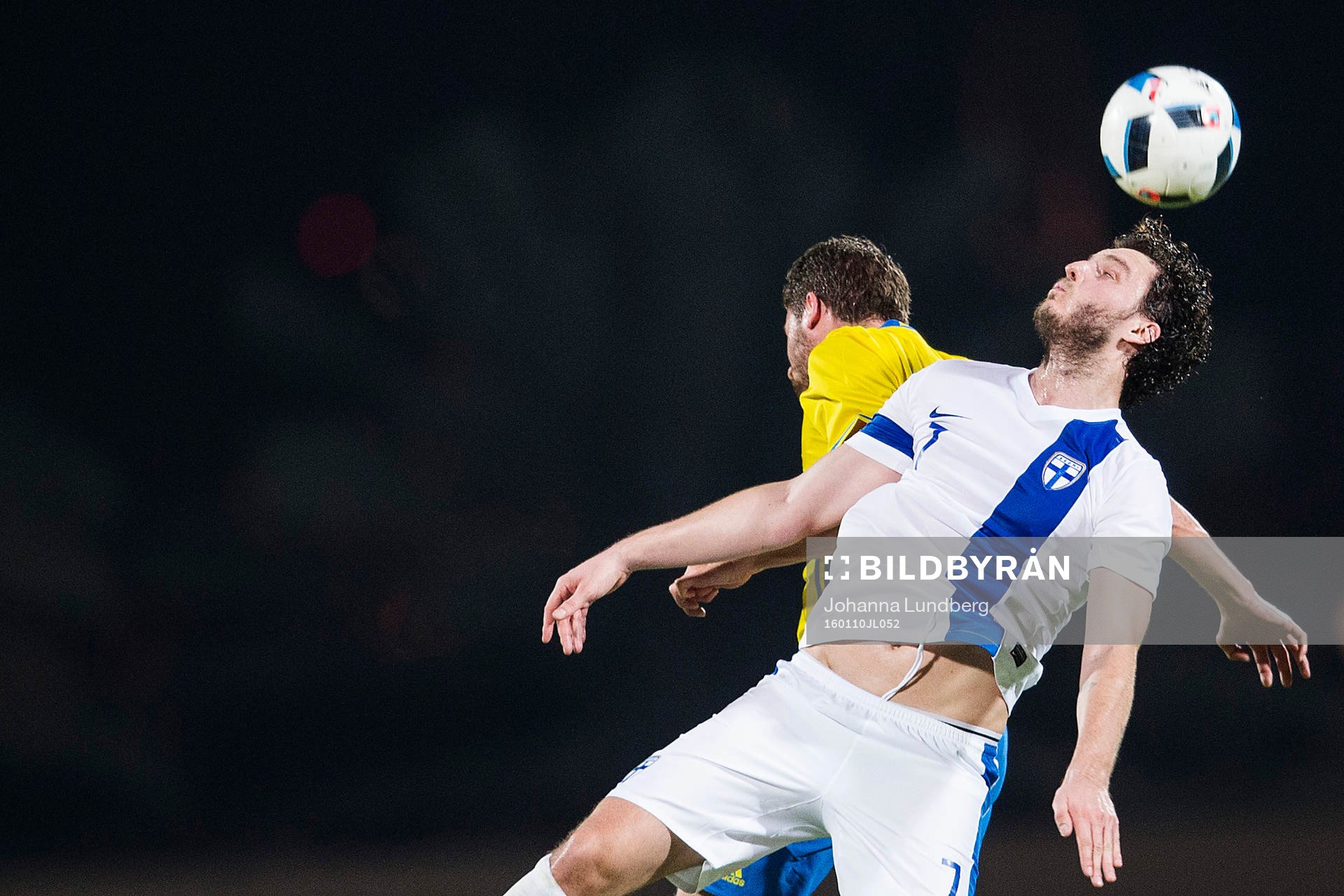 Sveriges Marcus Rohdén och Finlands Mehmet Hetemaj i en nickduell under träningsmatchen i Fotboll mellan Sverige och Finland den 10 januari 2016 i Abu Dhabi.