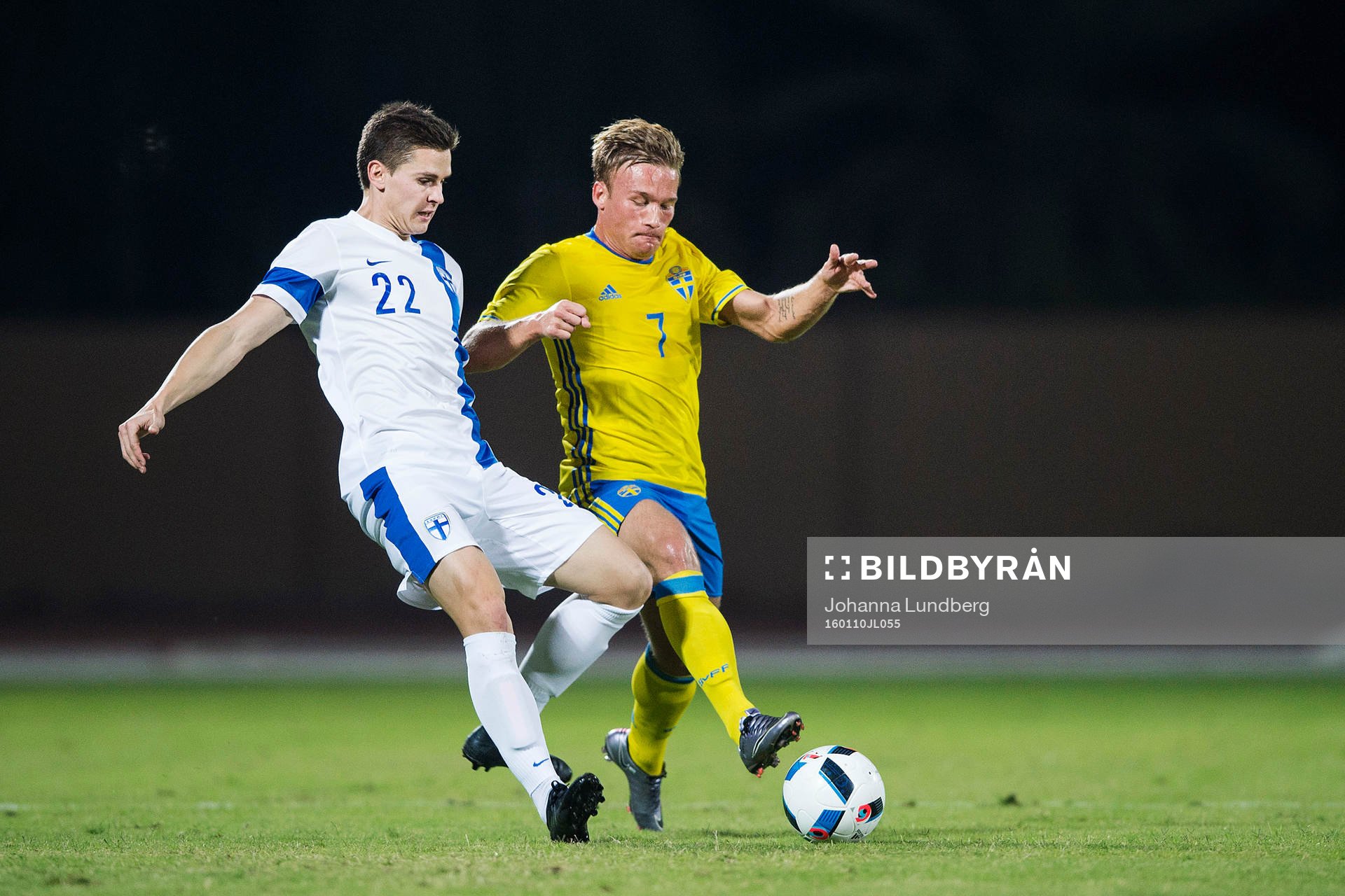Finlands Jukka Raitala och Sveriges Niklas Bärkroth  under träningsmatchen i Fotboll mellan Sverige och Finland den 10 januari 2016 i Abu Dhabi.