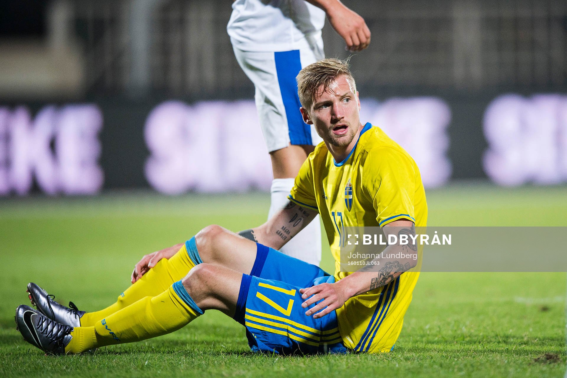 Sveriges Sebastian Eriksson reagerar mot domaren