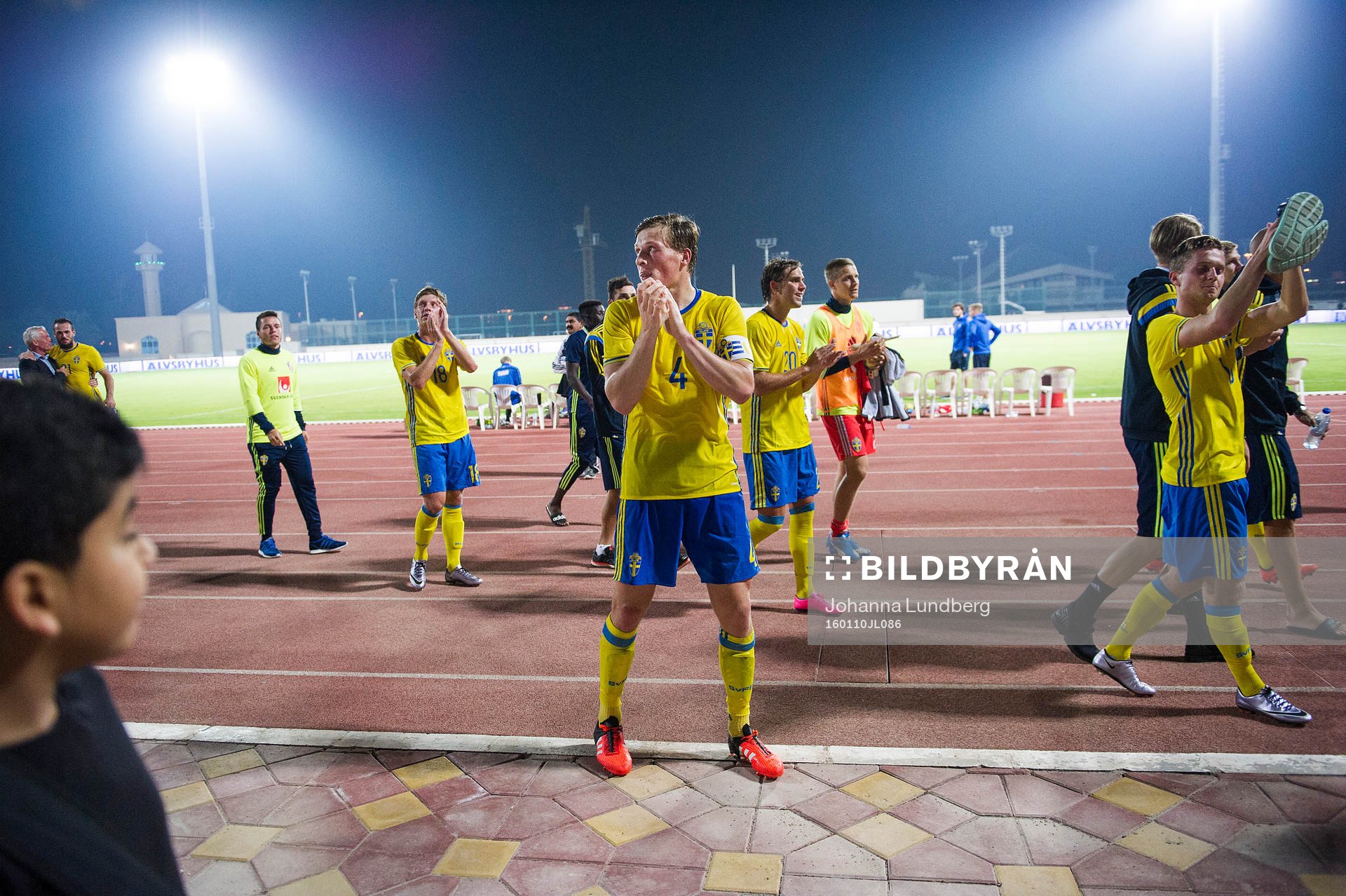 Sveriges spelare med Emil Bergström längst frm tackar