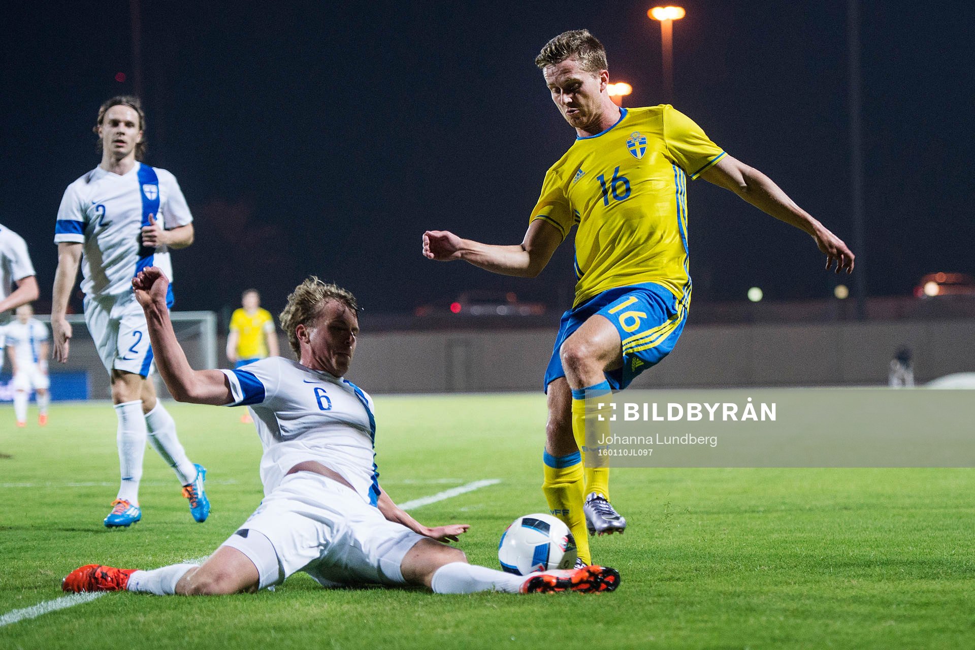 Sveriges Adam Lundqvist mot Finlands Rasmus Schüller under träningsmatchen i Fotboll mellan Sverige och Finland den 10 januari 2016 i Abu Dhabi.