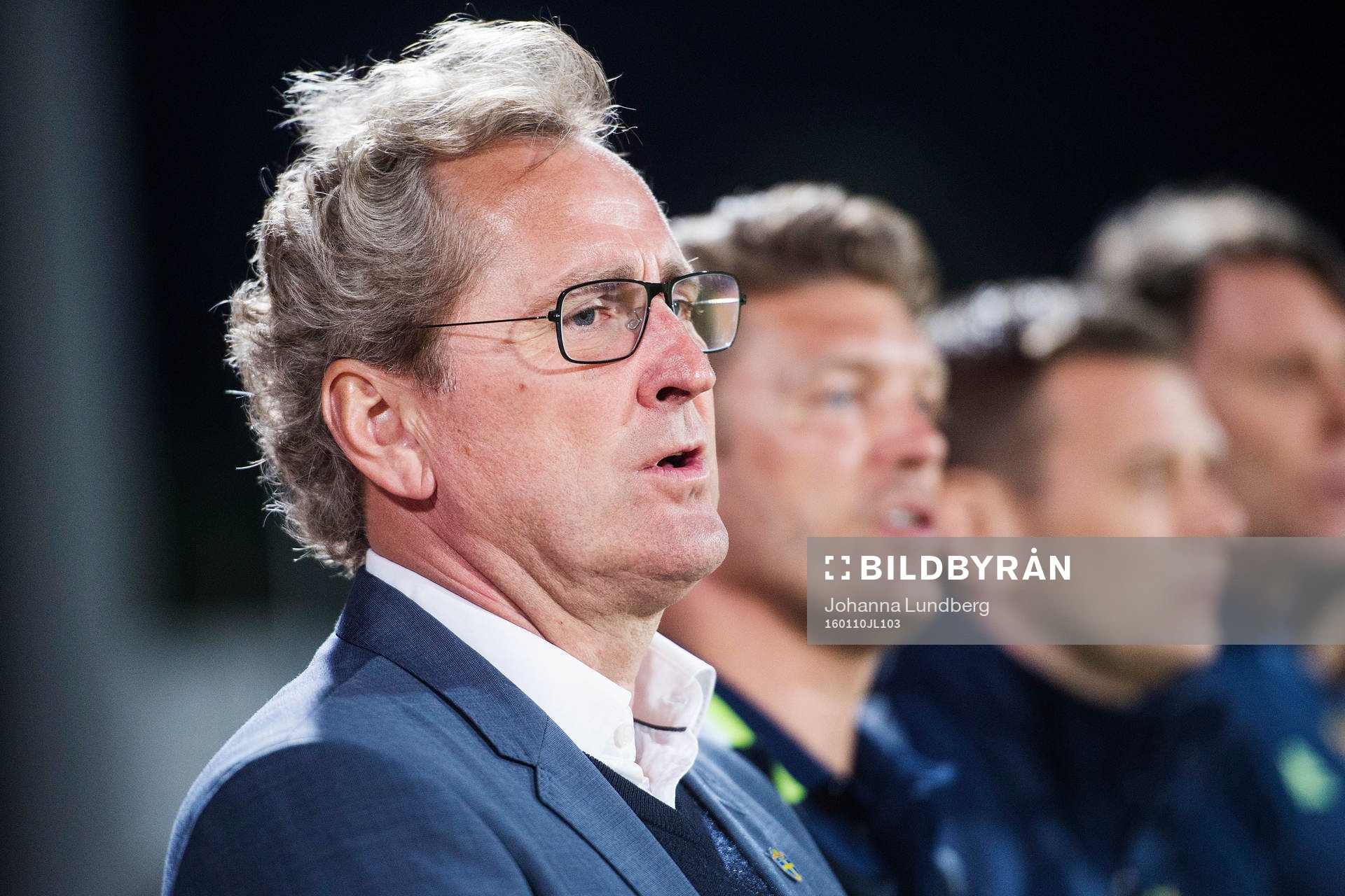 Sveriges förbundskapten Erik Hamrén sjunger med i