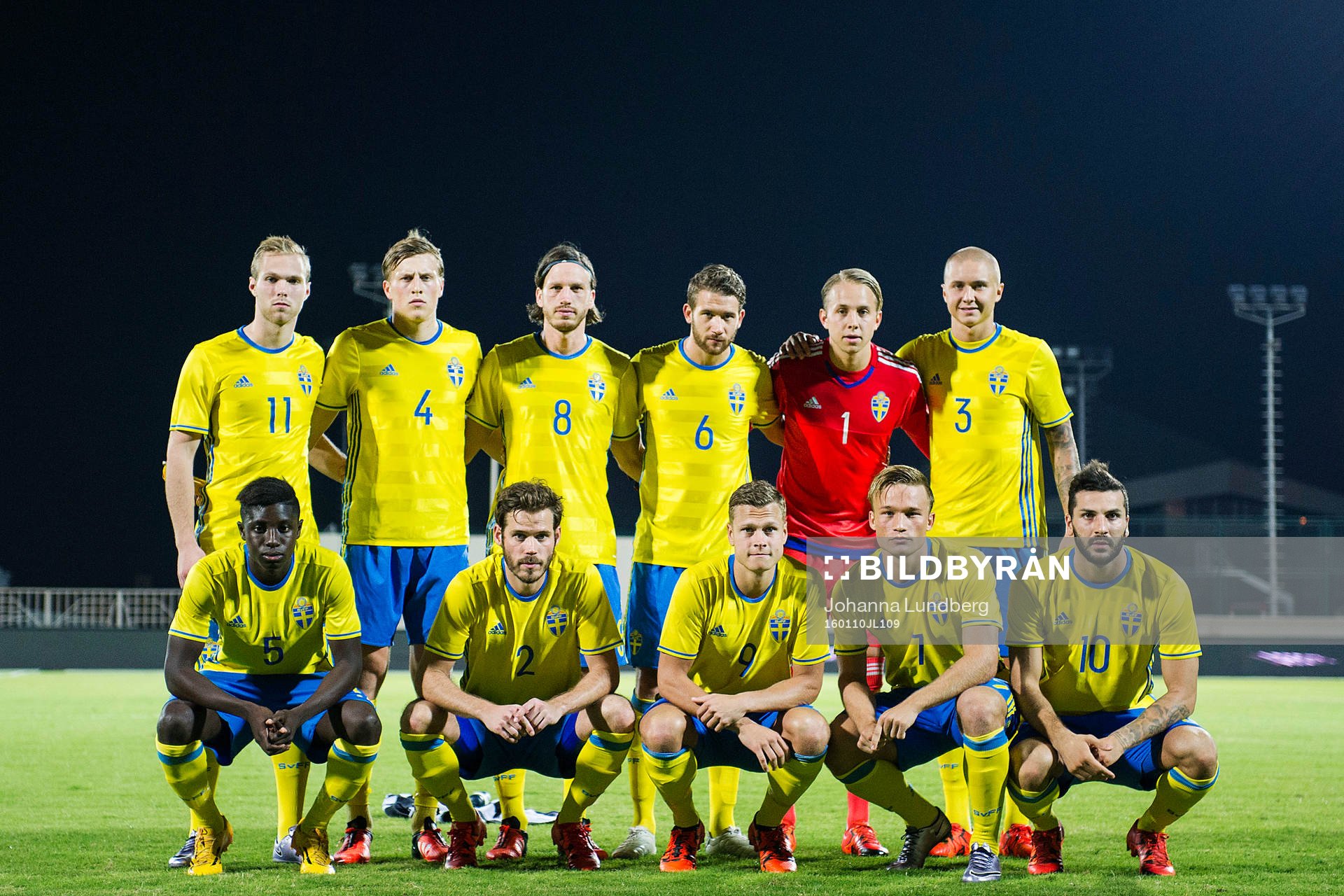 Sveriges spelare står uppställda för en lagbild övre raden fr.v. Gustav Engvall, Emil Bergström, Gustav Svensson, Marcus Rohdén, målvakt Patrik Carlgren och Sebastian Holmén. Nedre raden fr.v. Pa Konate, Emil Salomonsson, Viktor Claesson, Niklas Bärkroth och Mikael Ishak under träningsmatchen i Fotboll mellan Sverige och Finland den 10 januari 2016 i Abu Dhabi.