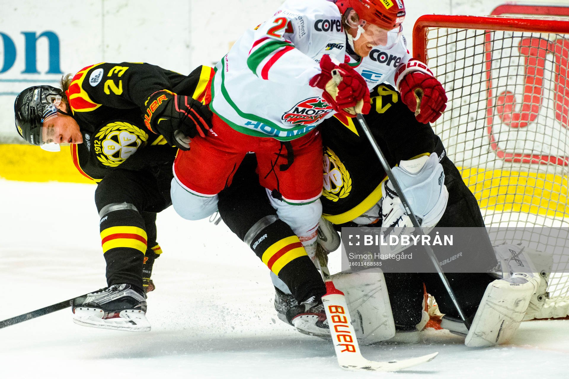 Modos Peter Öberg kolliderar med Brynäs målvakt Bernhard