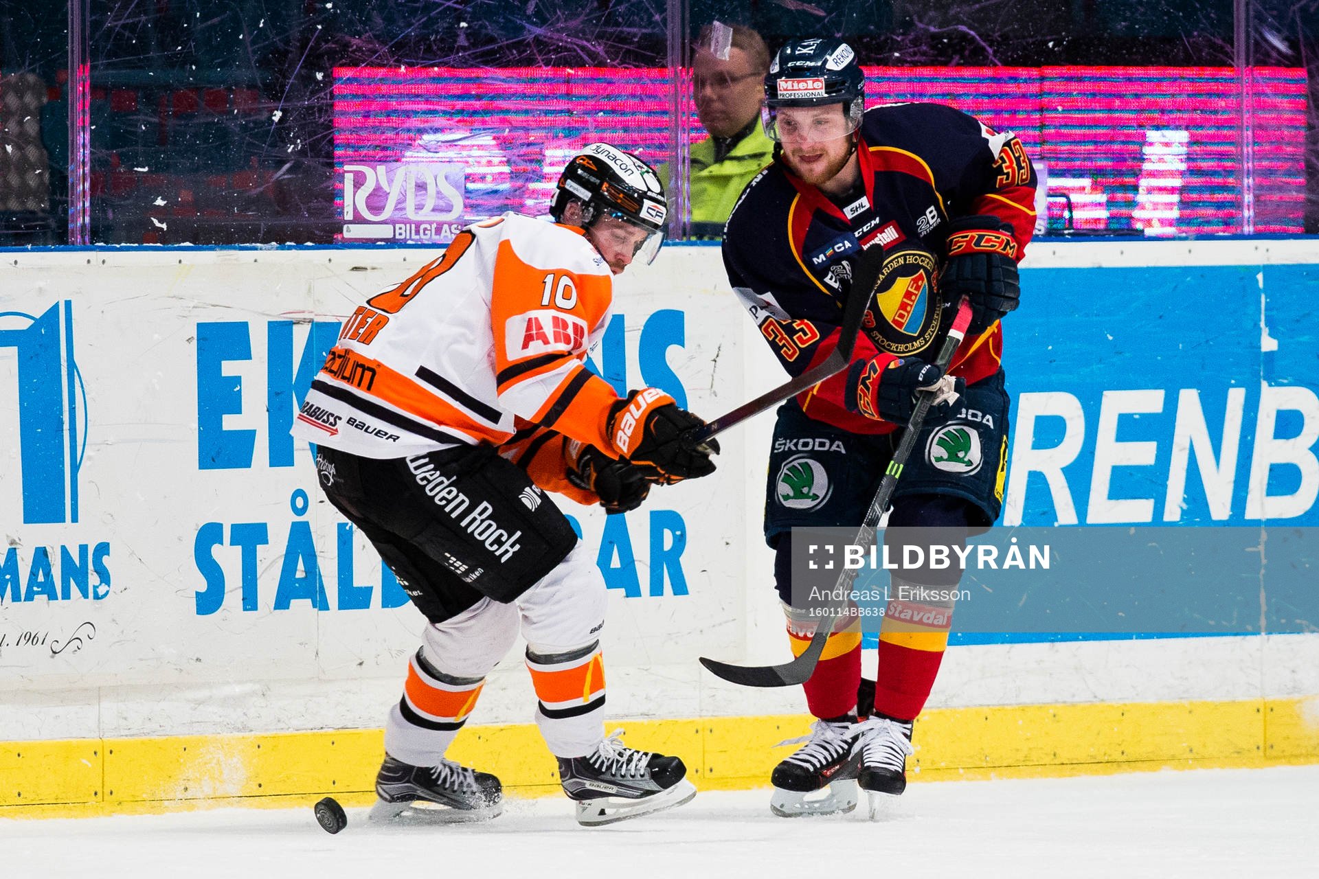 Karlskronas Mattias Guter i kamp om pucken med Djurgårdens