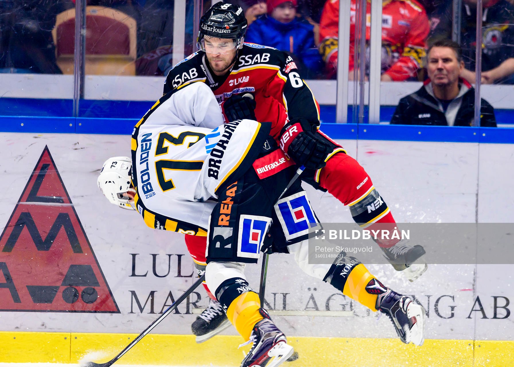 Luleås Craig Schira tacklar Skellefteås Terry Broadhurst