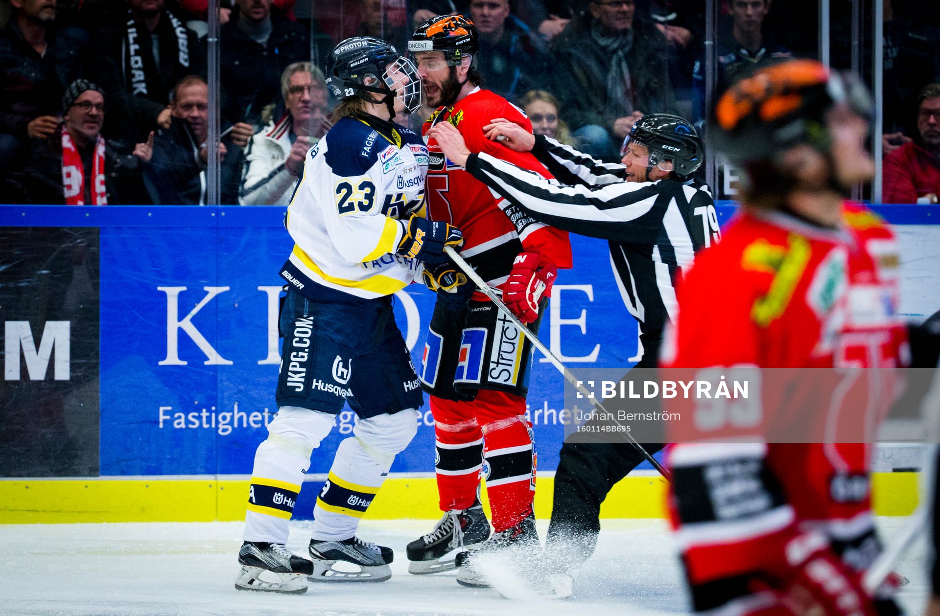 s Joseph Jonsson och Örebros Justin Hodgman gruffar