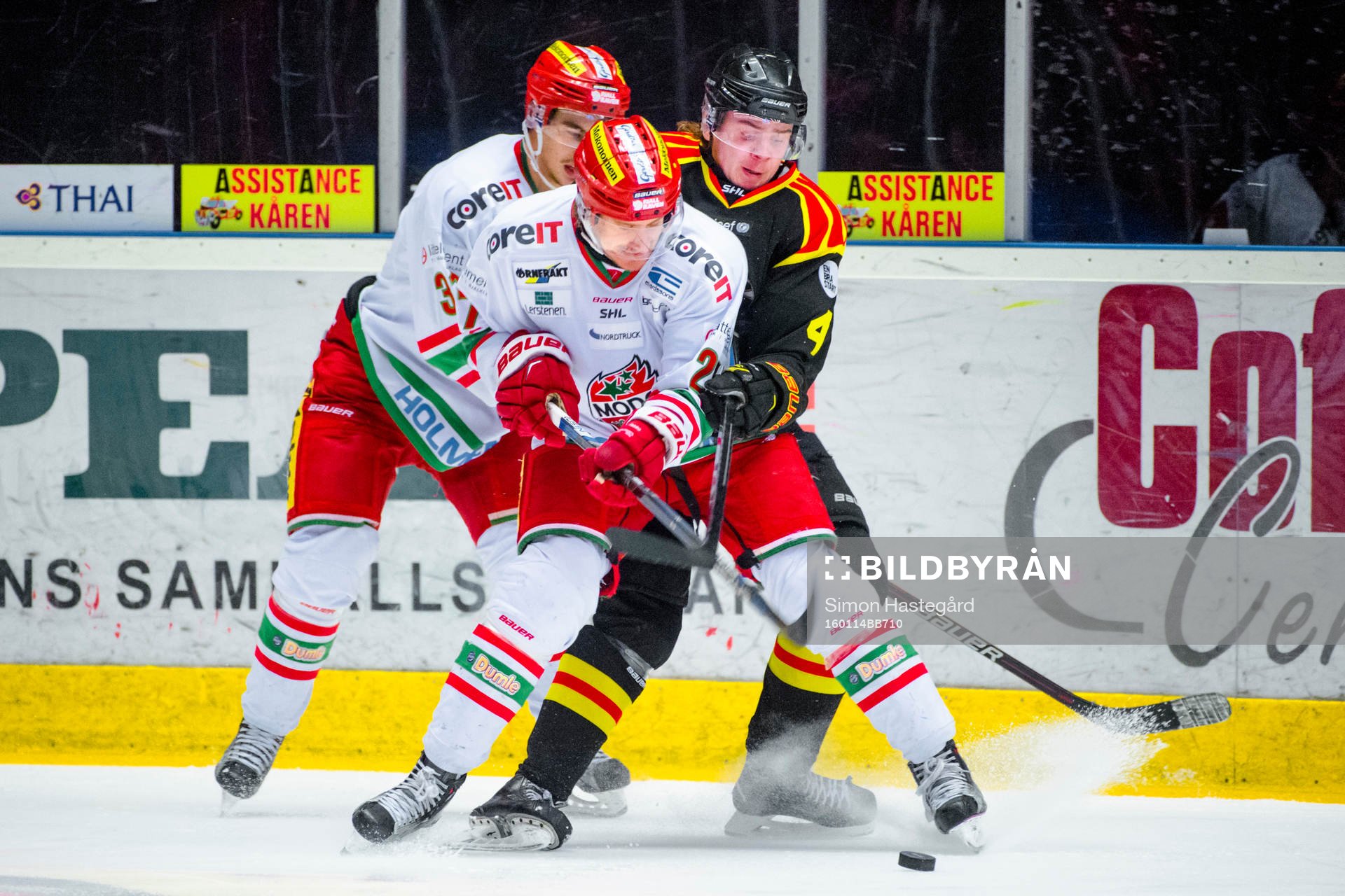 Modos Axel Ottosson och Brynäs Marcus Ersson i en kamp