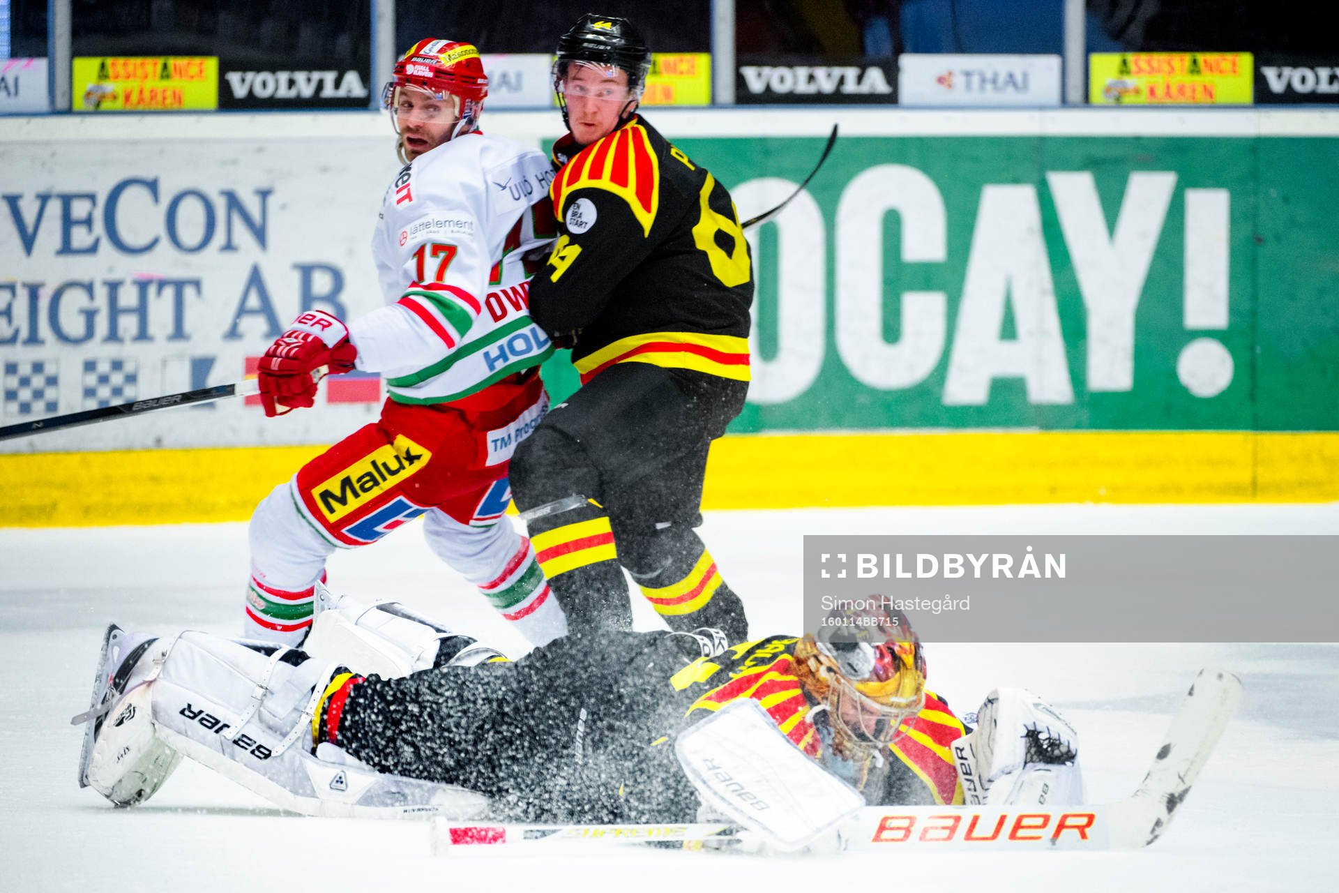 Brynäs målvakt Bernhard Starkbaum räddar friläge