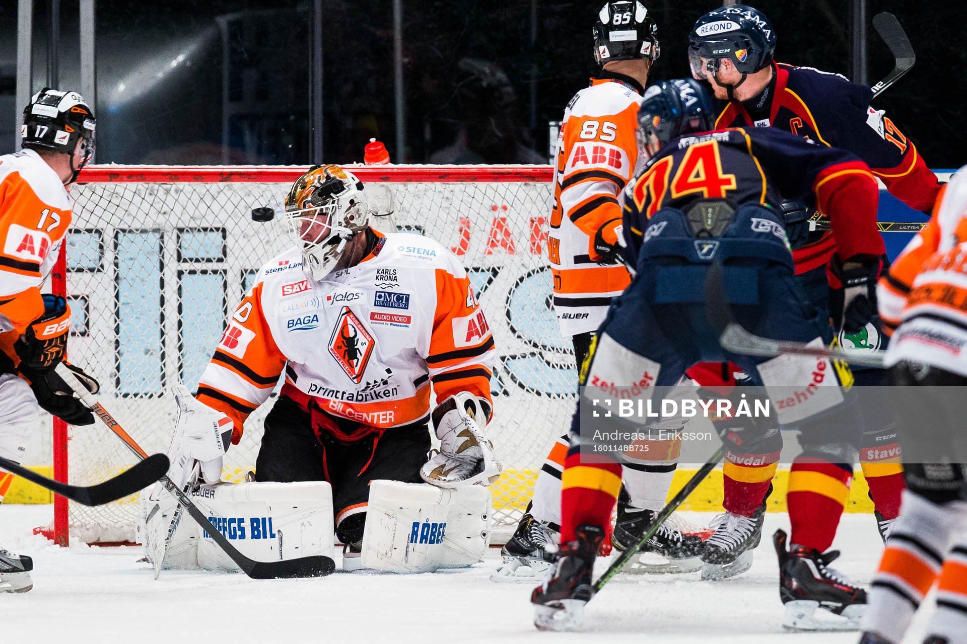 Karlskronas målvakt Johan Holmqvistsläpper in 2-0 för