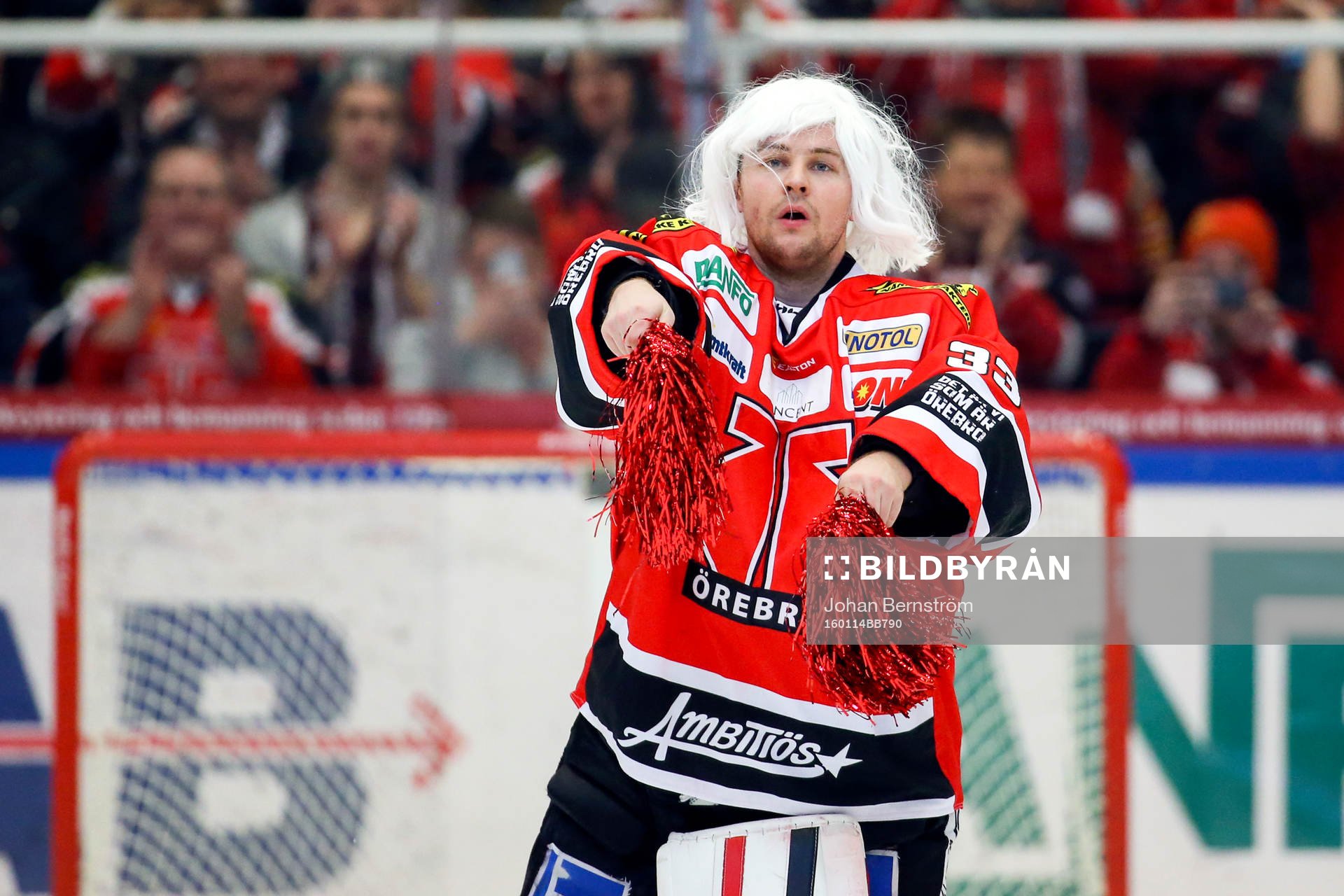 Örebros målvakt Julius Hudacek dansar