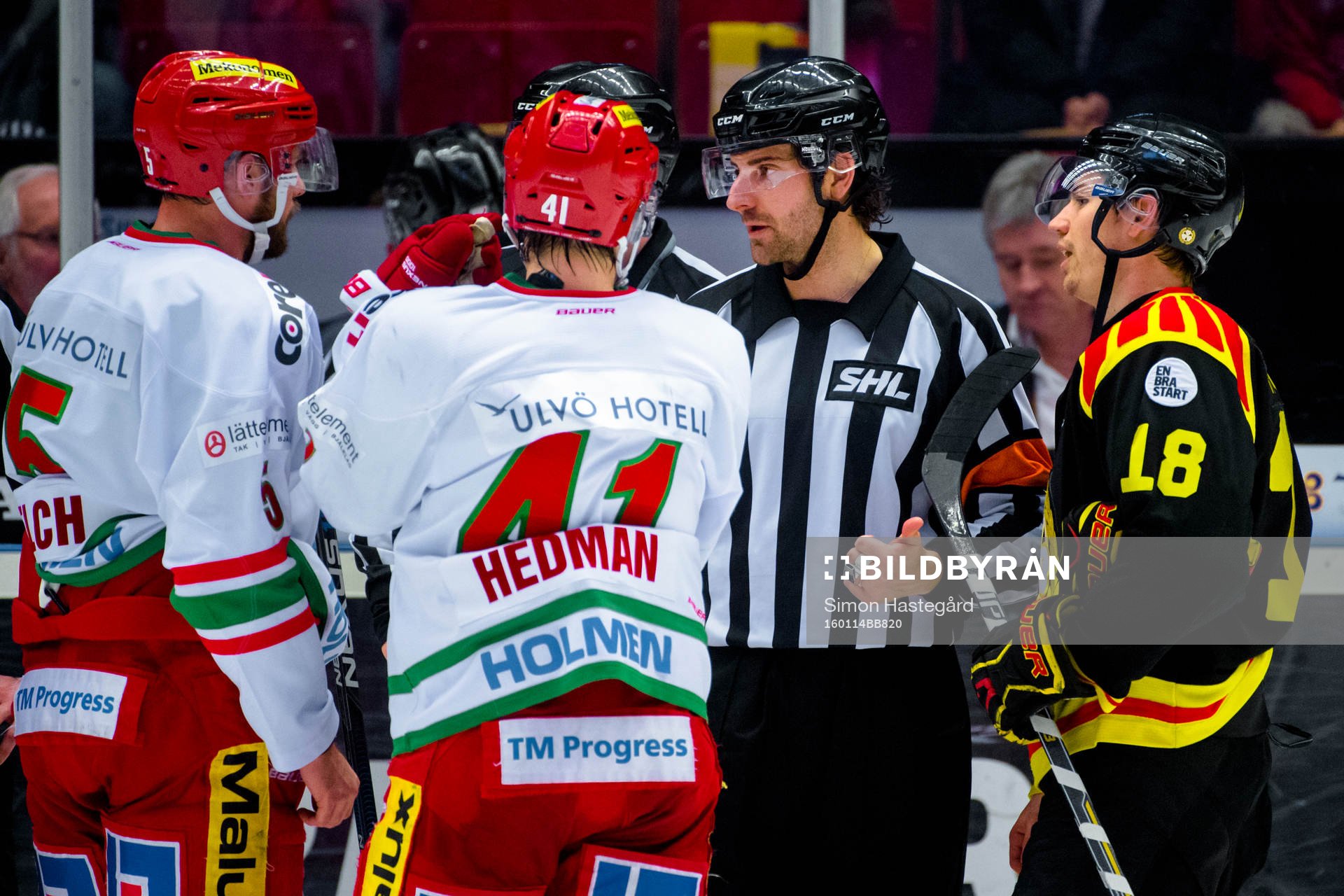 Domaren Mikael Sjöqvist i samtal med spelarna