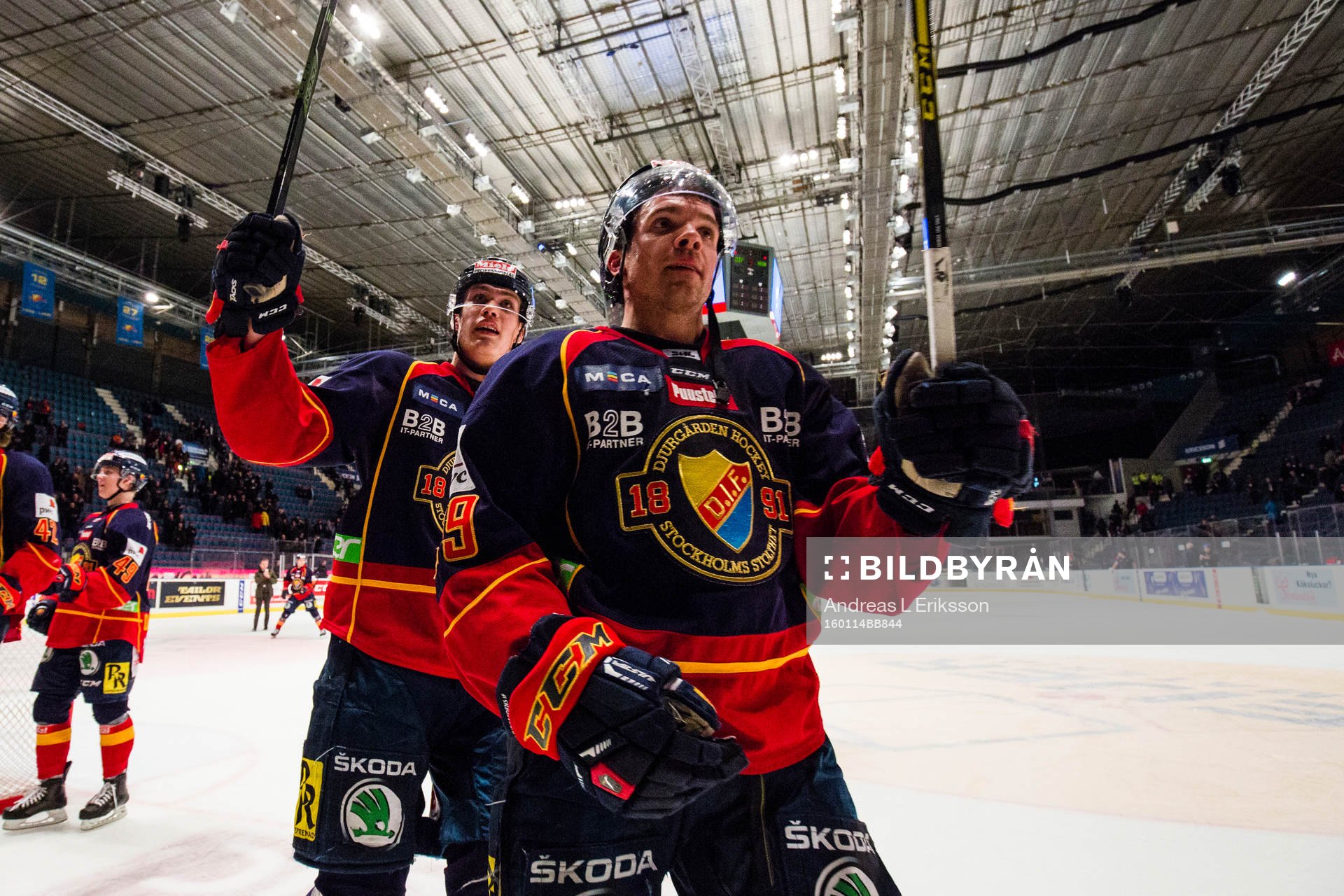 Djurgårdens Andreas Englund och Matt Anderson  tackar