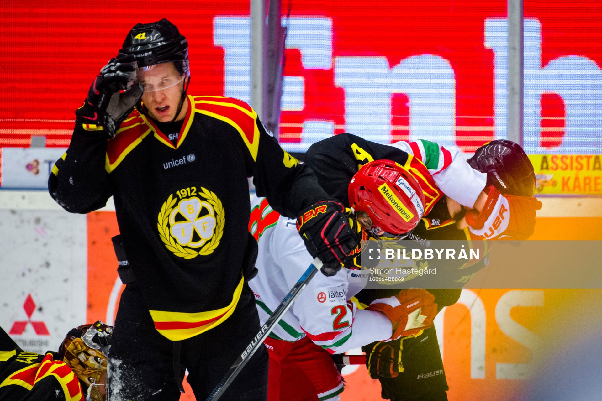 Brynäs Greg Scott deppar samtidigt som Modos Axel Ottosson