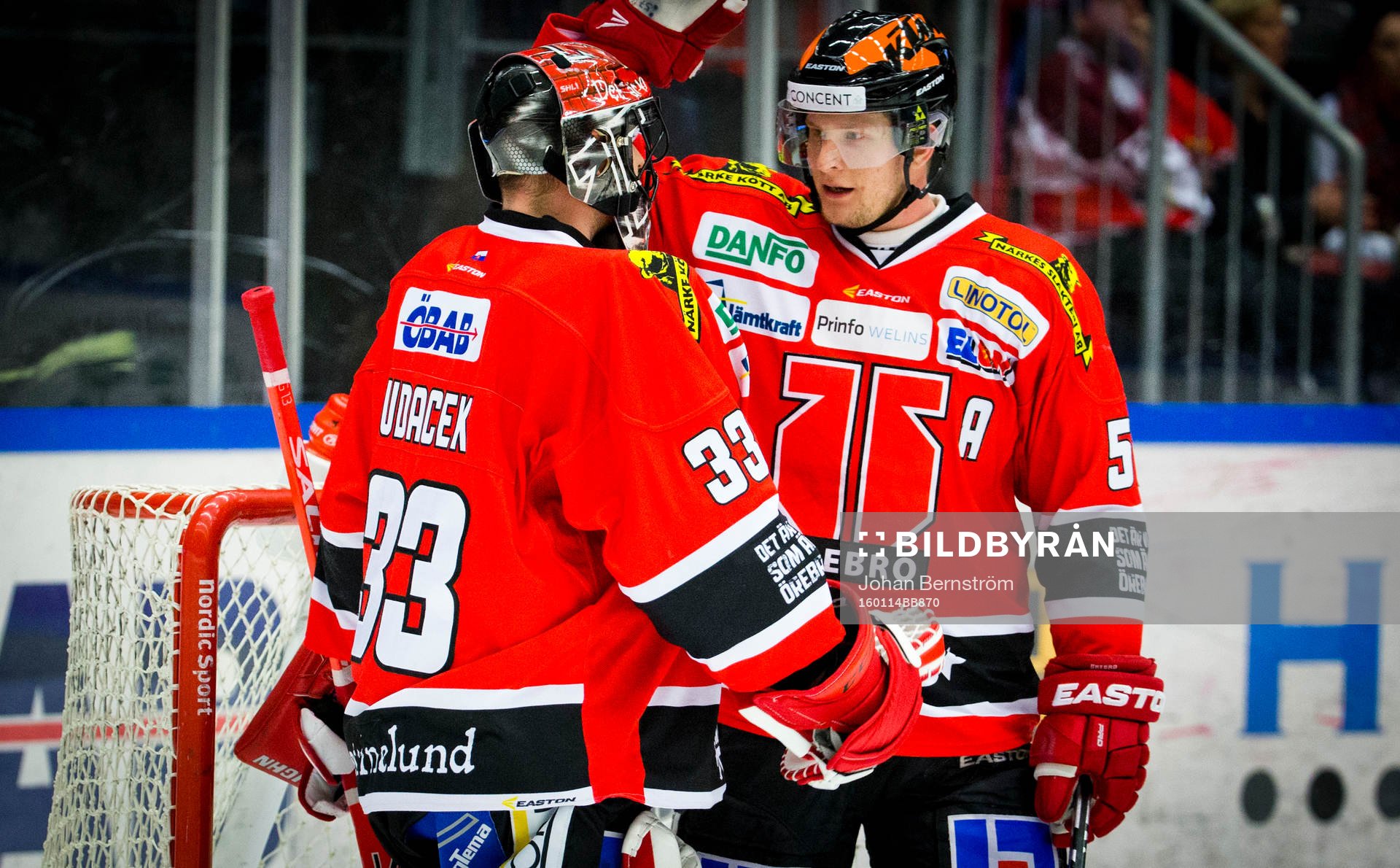 Örebros målvakt Julius Hudacek  och Johan Motin jublar