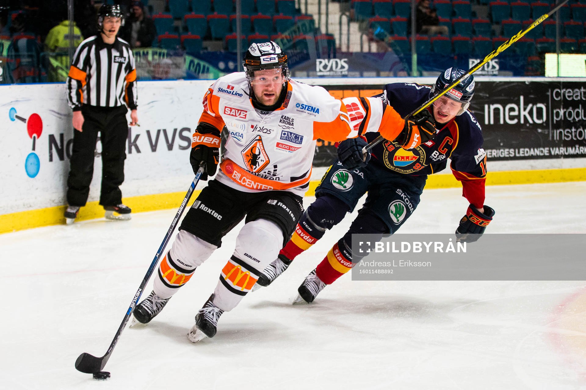 Karlskronas Robin Persson håller undan Djurgårdens Henrik