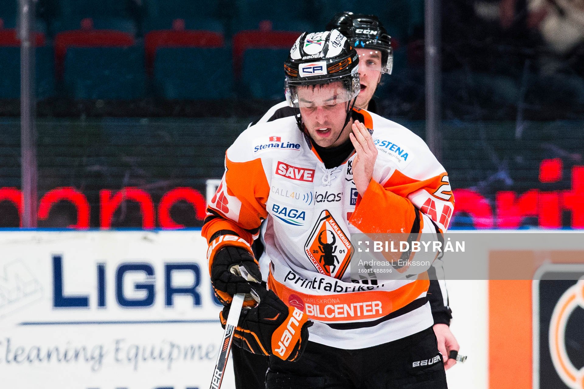 Karlskronas Riley Holzapfel tar sig för käken