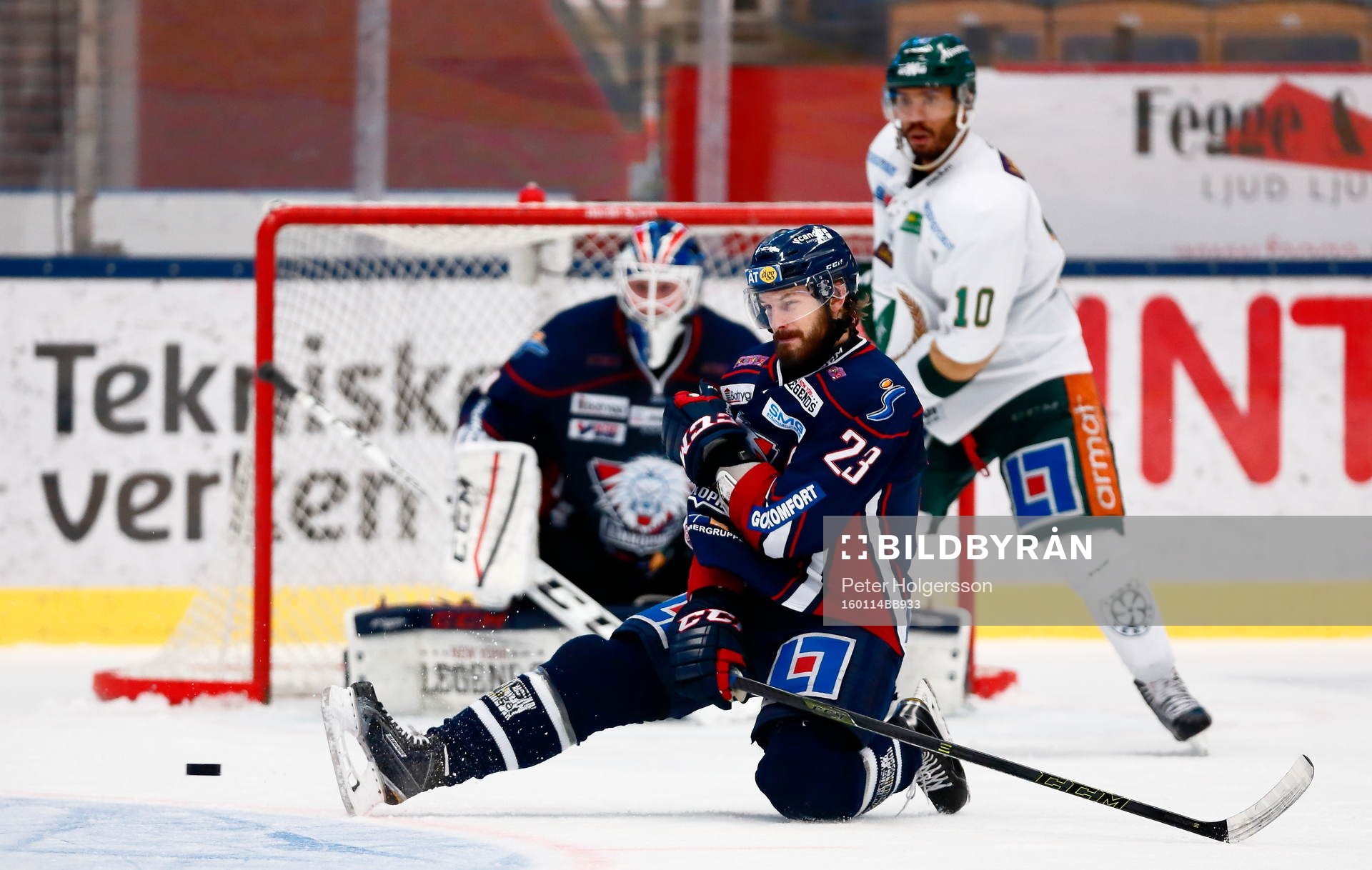 Linköpings Niklas Persson täcker skott