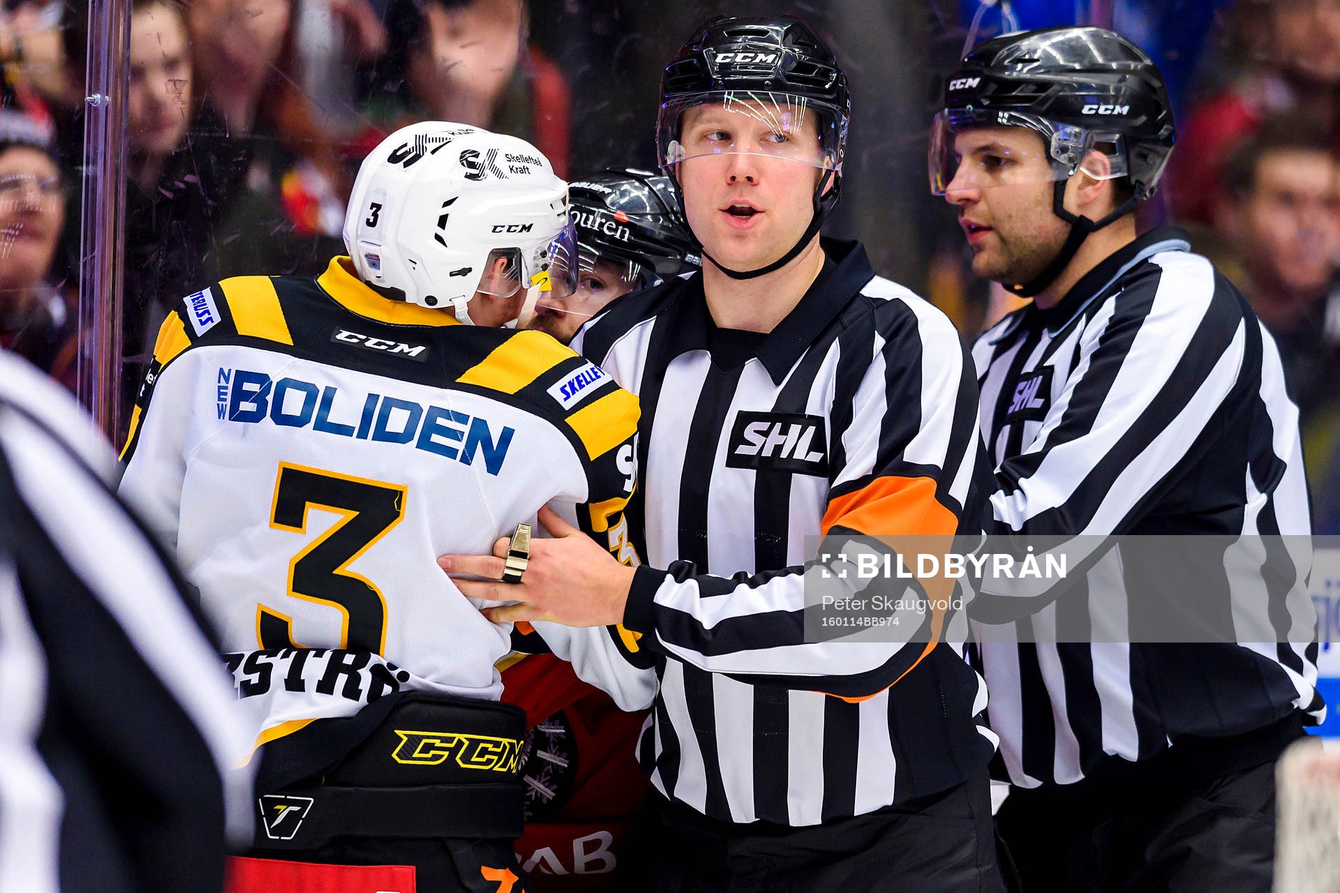 Domare Aleksi Rantala går i mellan Skellefteås Niclas