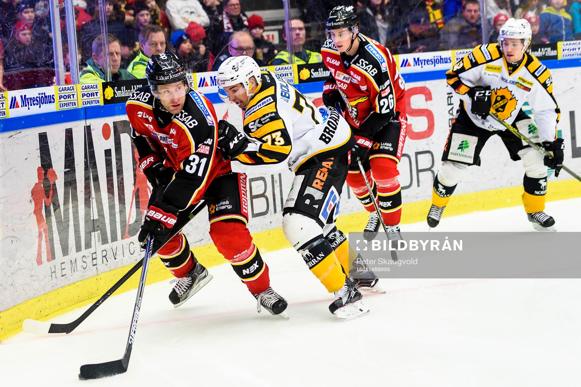 Luleås Jonathan Granström i kamp vid sargen mot